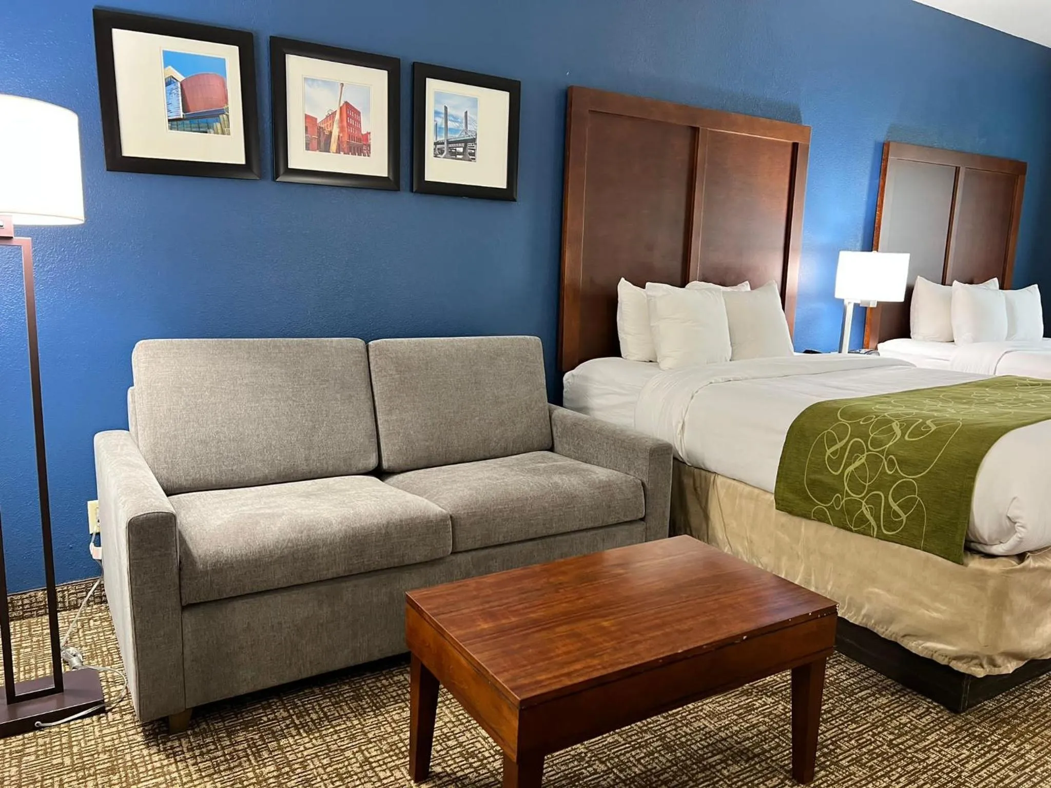 Seating area, Bed in Comfort Suites Louisville East