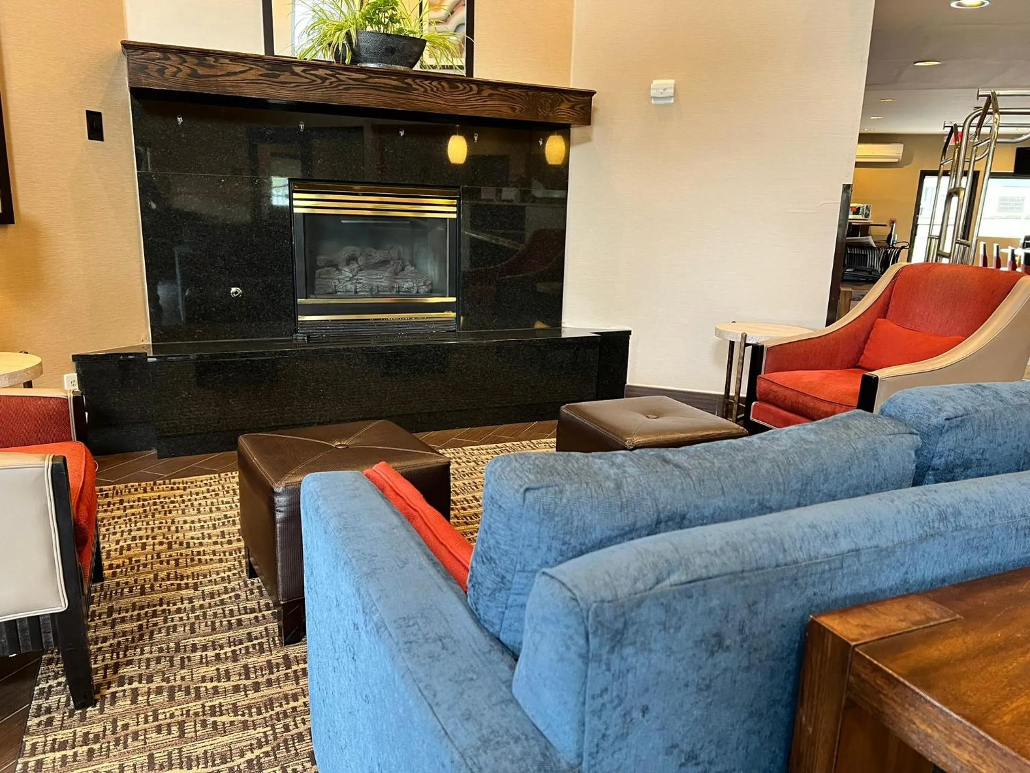 Lobby or reception in Comfort Suites Louisville East