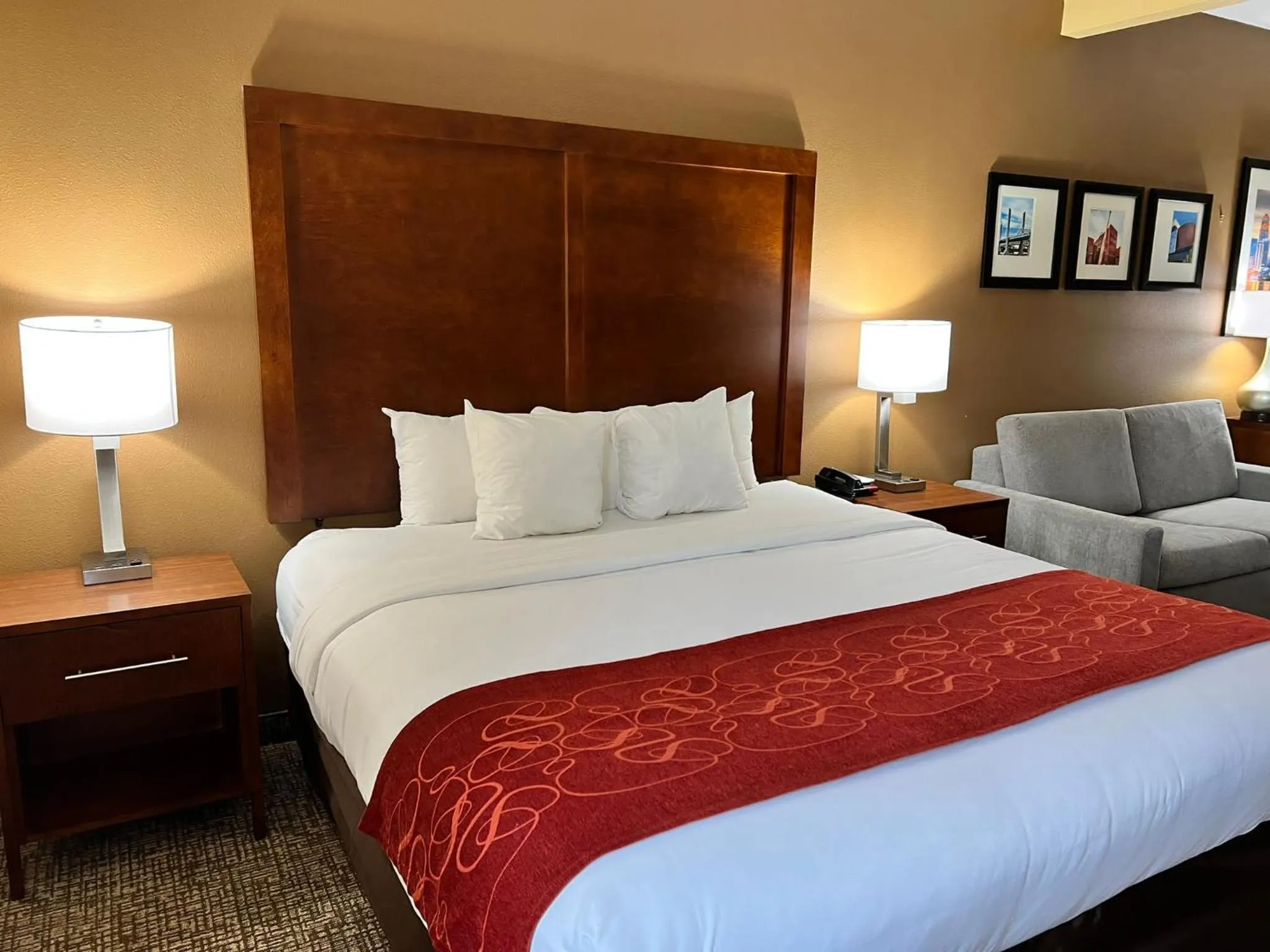 Bedroom, Bed in Comfort Suites Louisville East