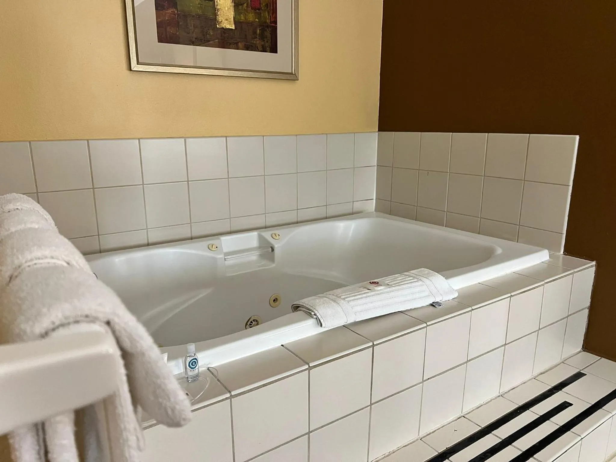 Hot Tub in Comfort Suites Louisville East