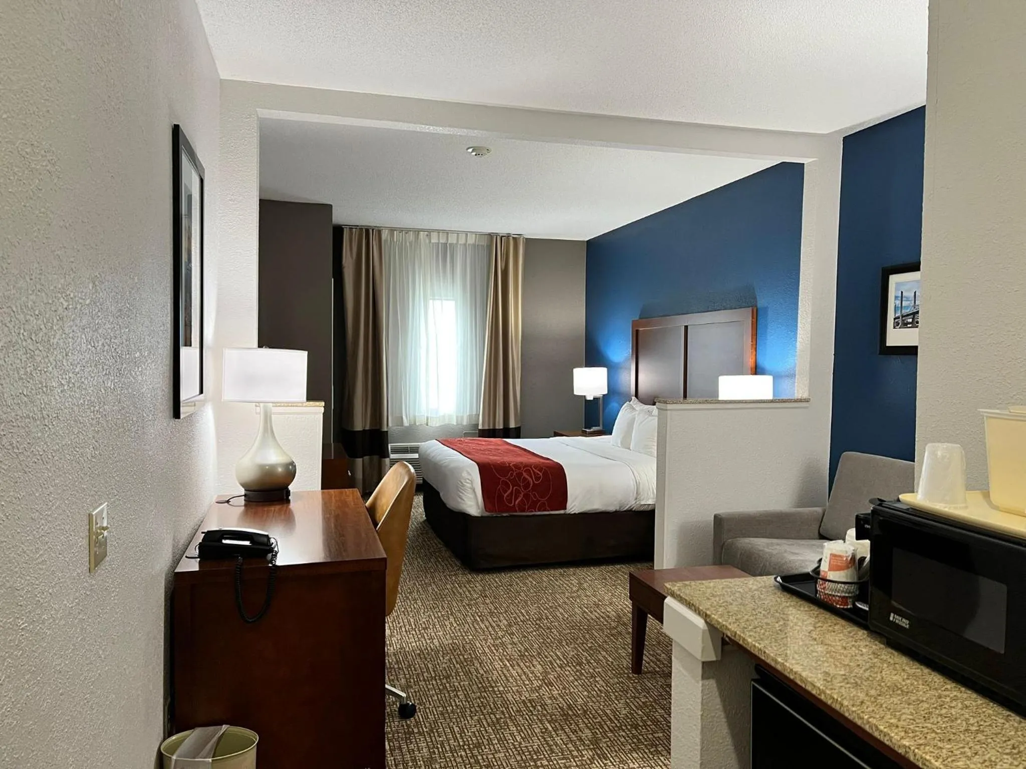 Seating area, Bed in Comfort Suites Louisville East