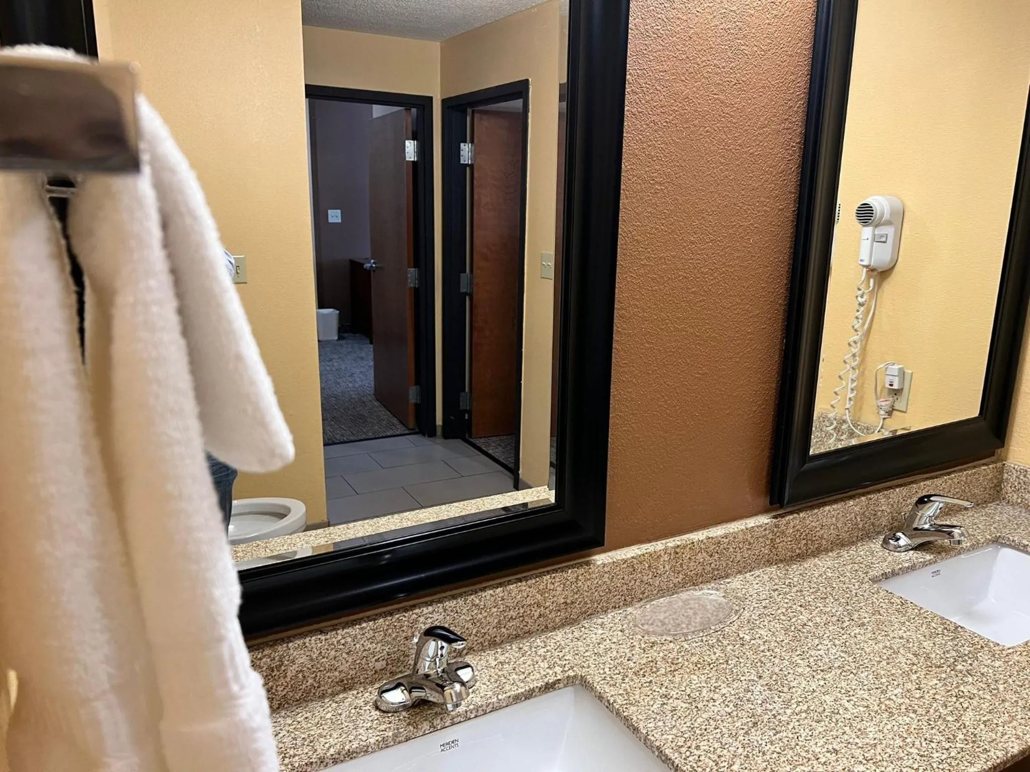 Bathroom in Comfort Suites Louisville East