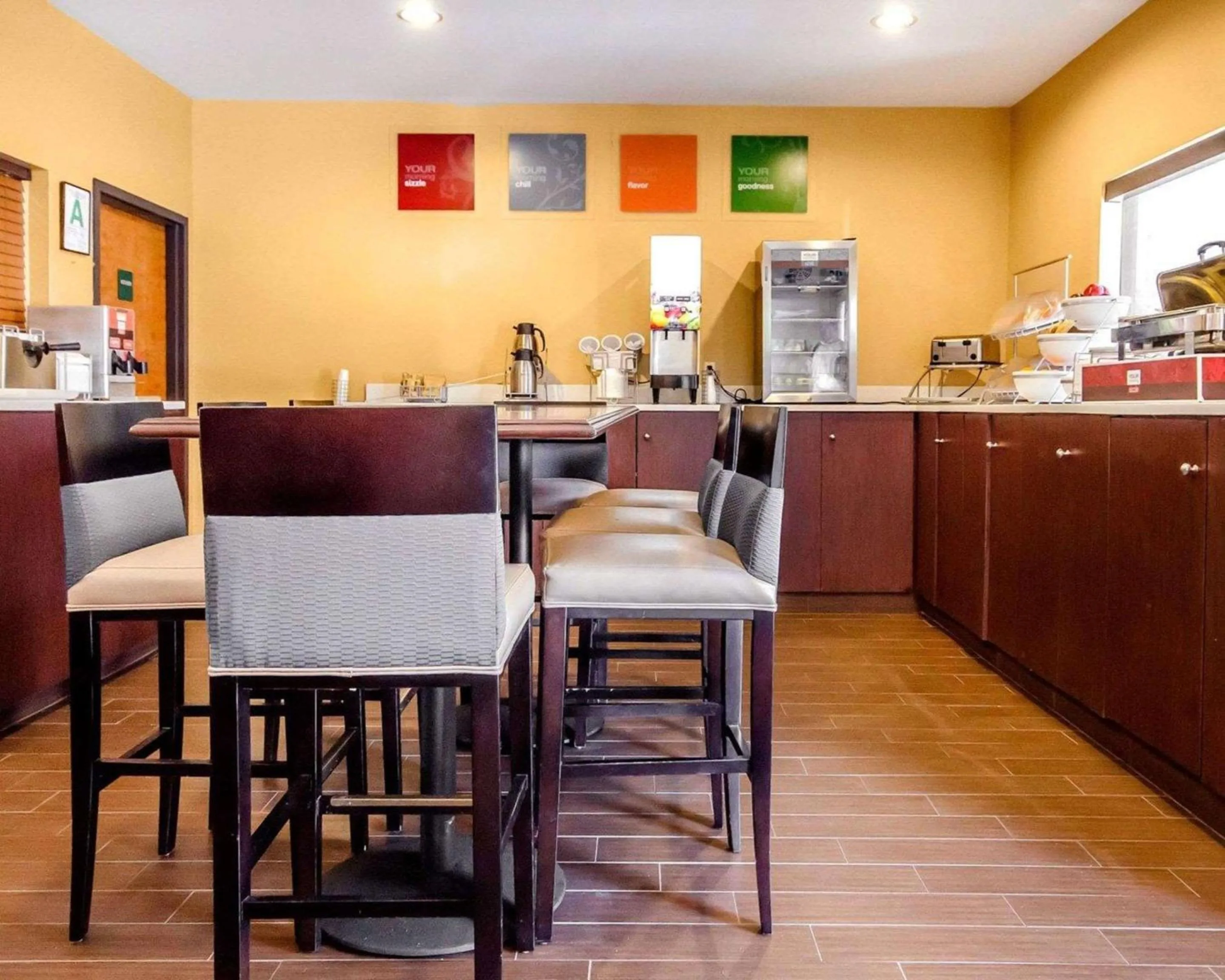 Restaurant/places to eat in Comfort Suites Louisville East