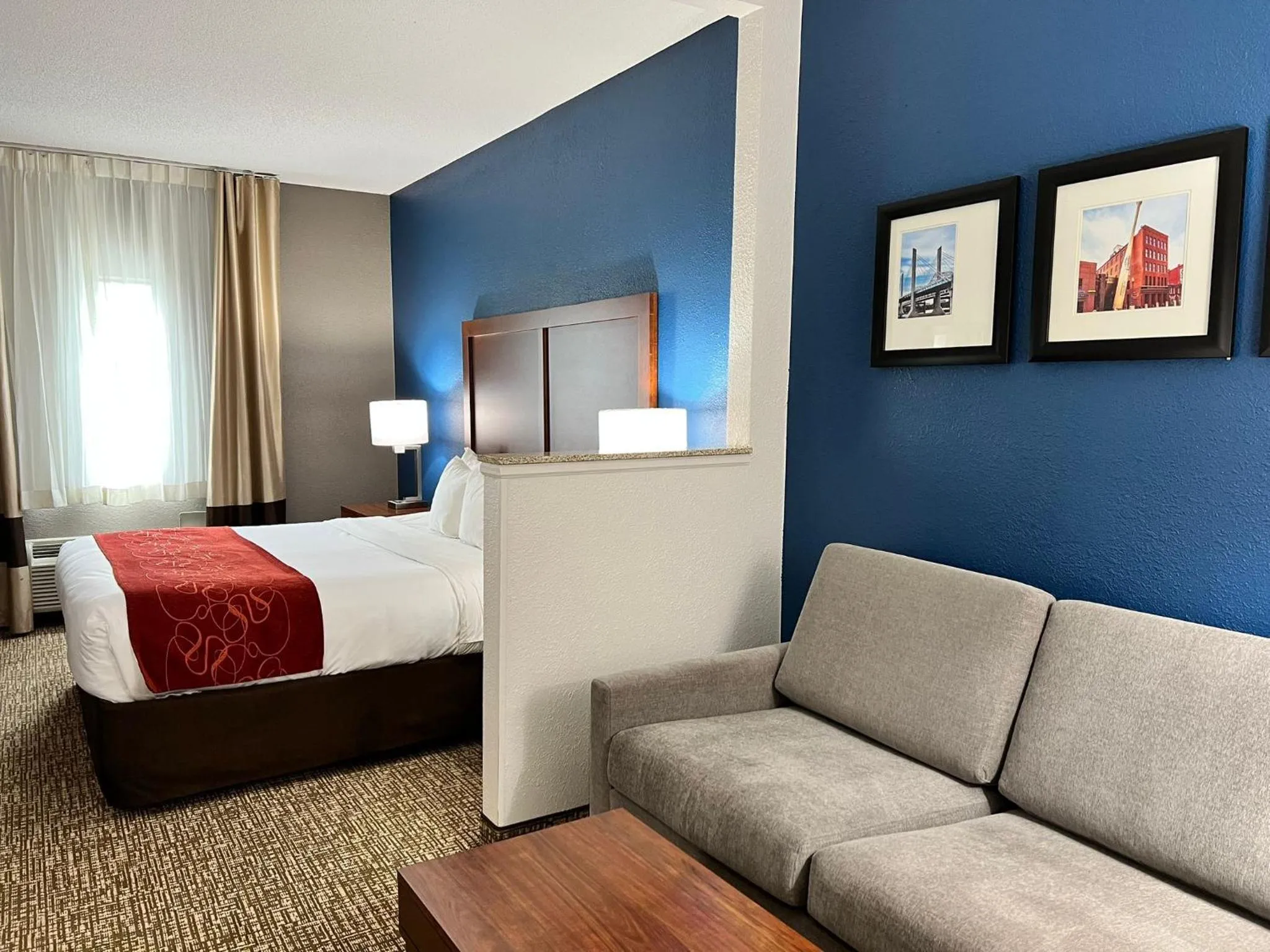 Bedroom, Bed in Comfort Suites Louisville East