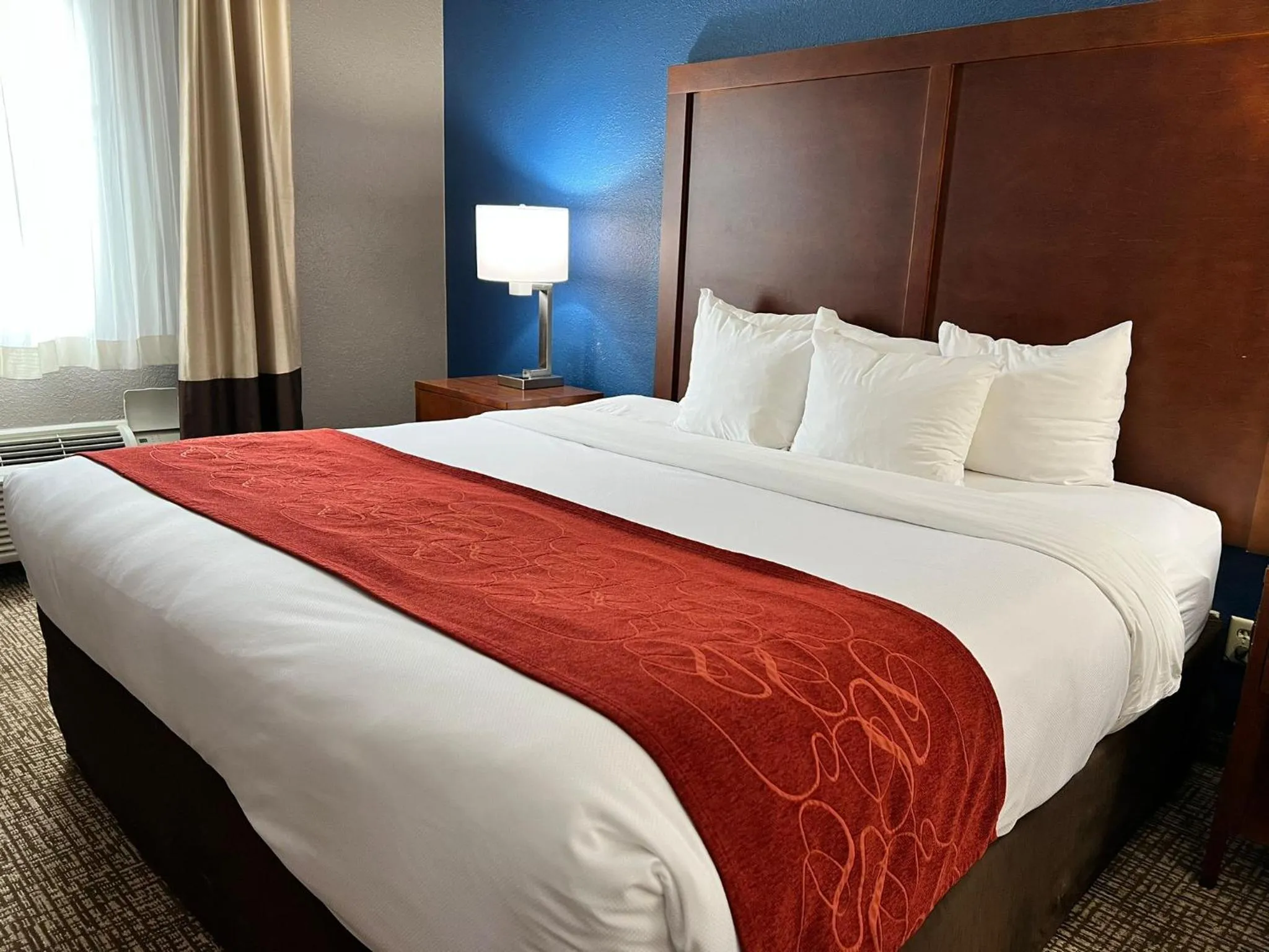 Bedroom, Bed in Comfort Suites Louisville East