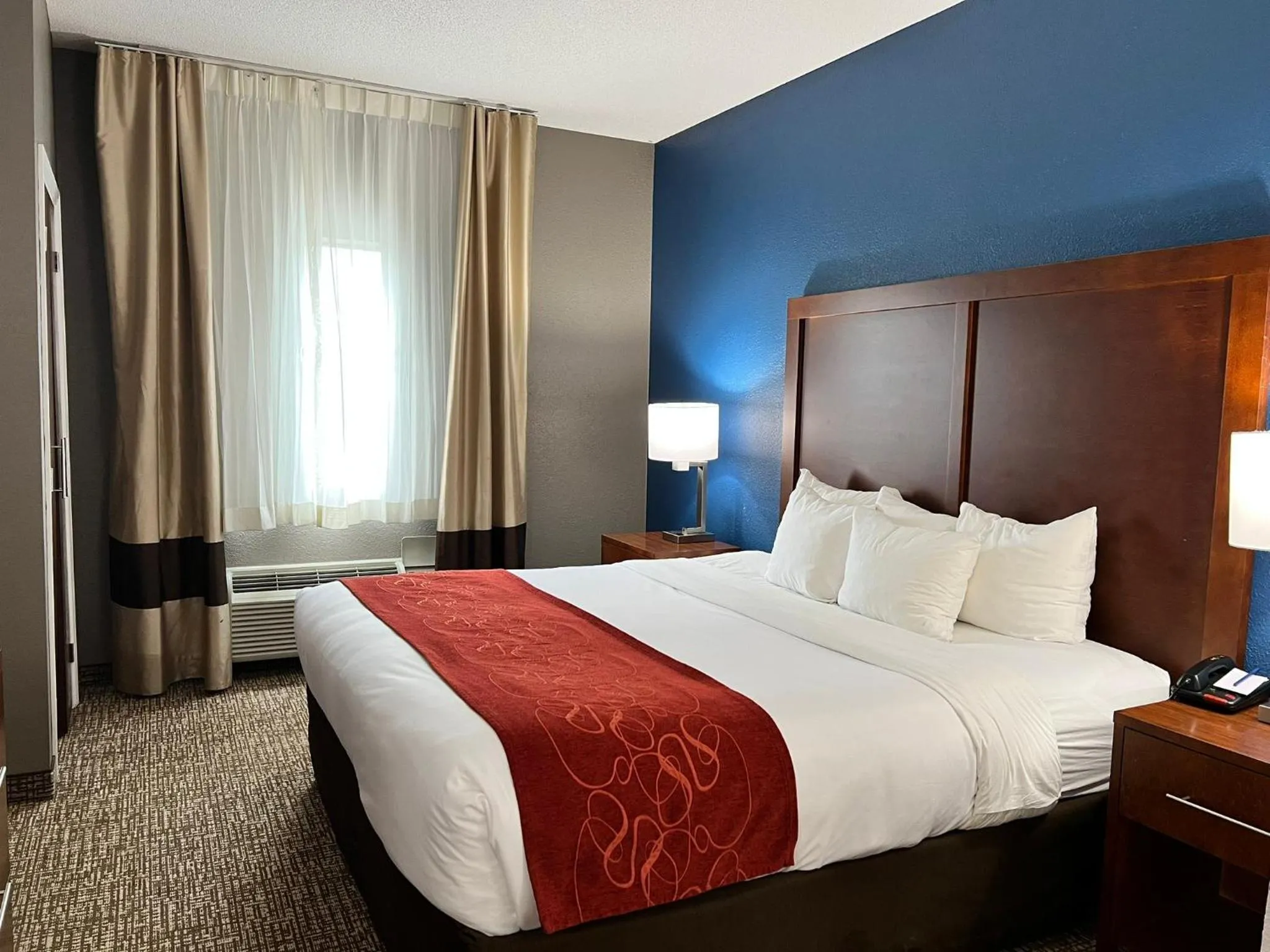 Bedroom, Bed in Comfort Suites Louisville East