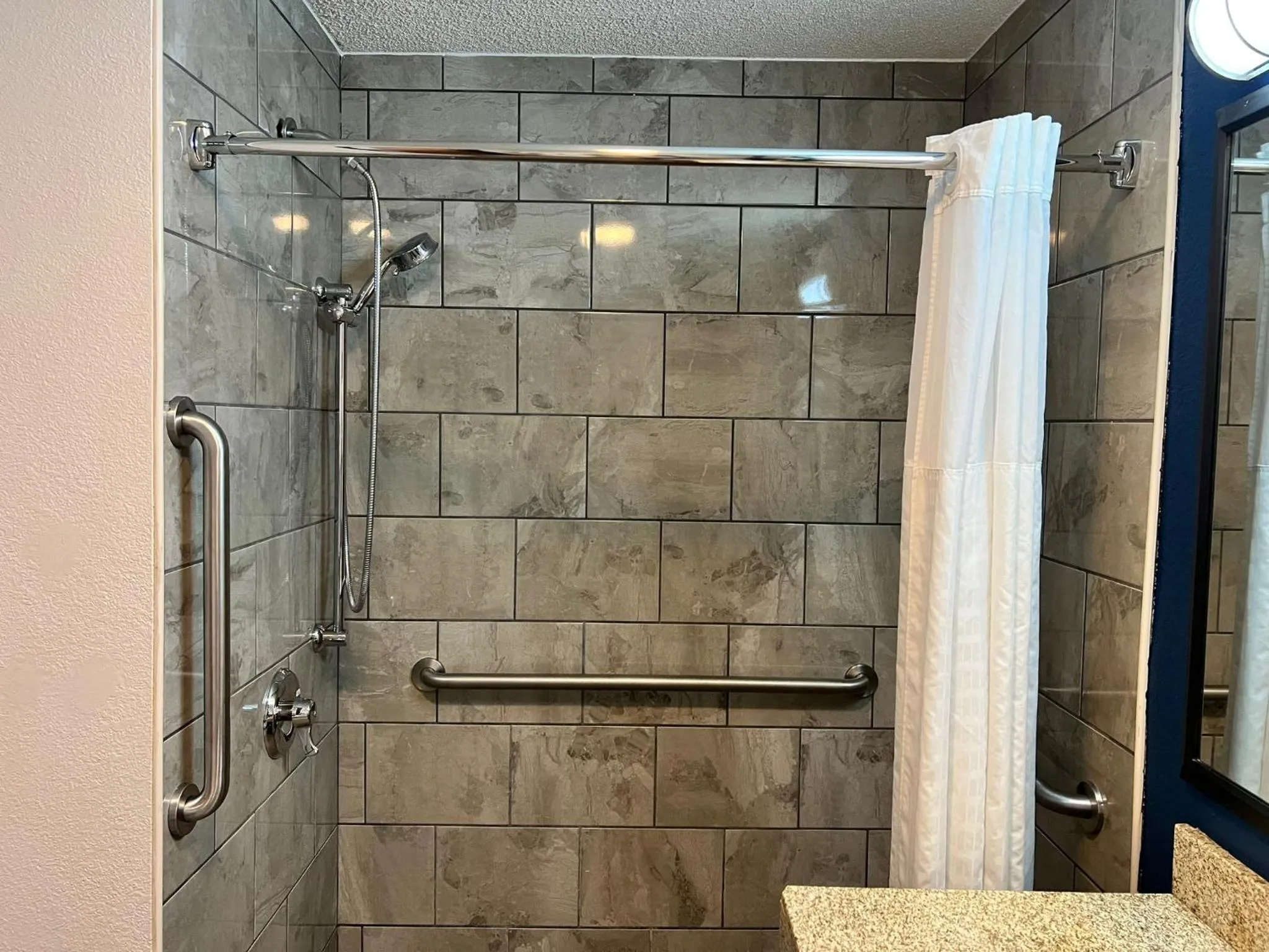 Bathroom in Comfort Suites Louisville East