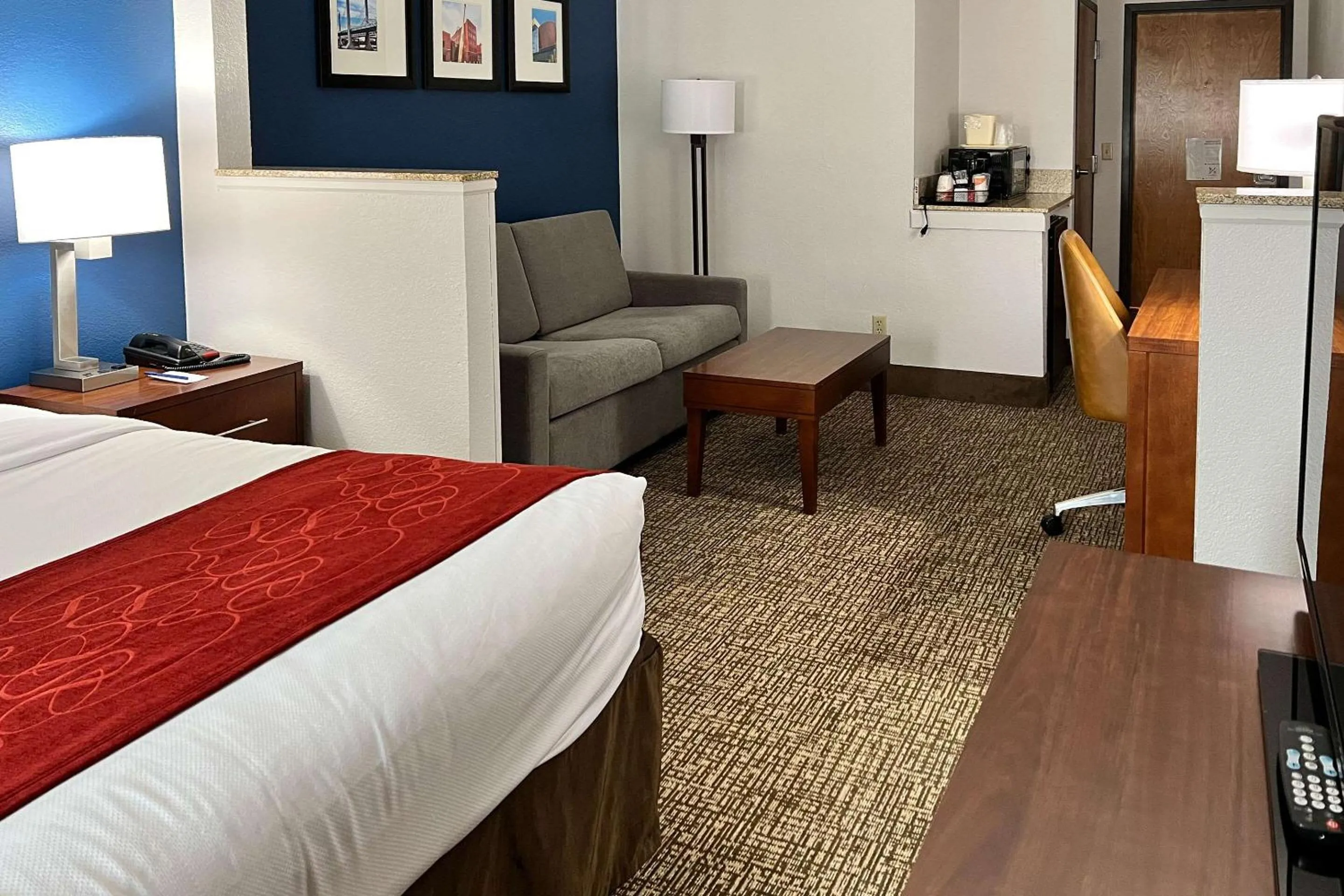 Bedroom, Bed in Comfort Suites Louisville East