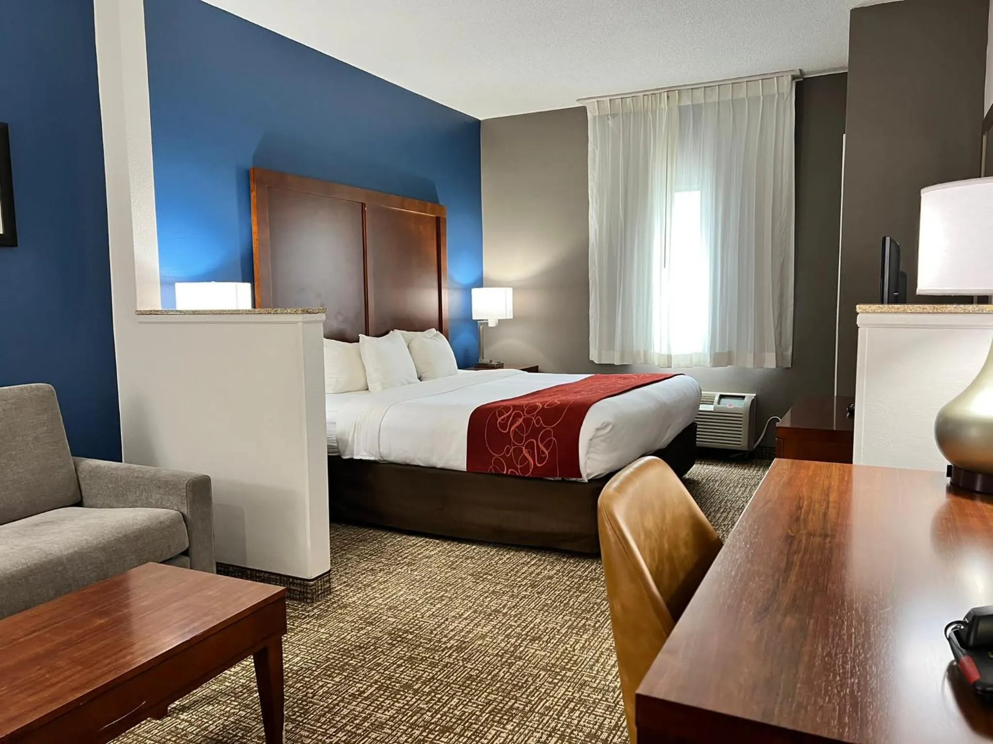 Bedroom, Bed in Comfort Suites Louisville East