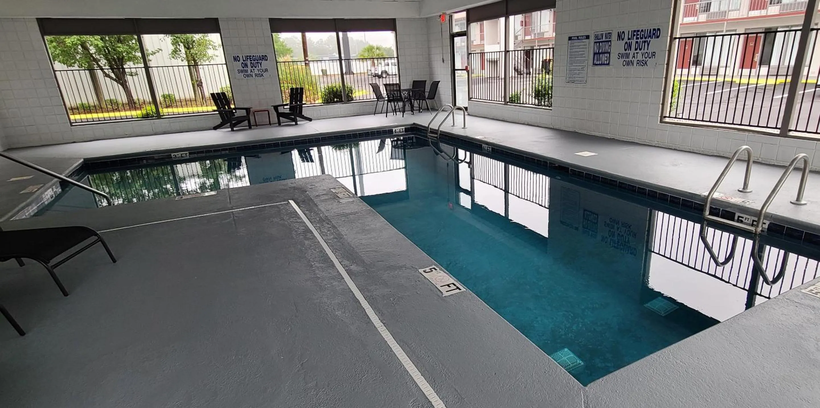 Swimming pool in Red Roof Inn Florence, SC