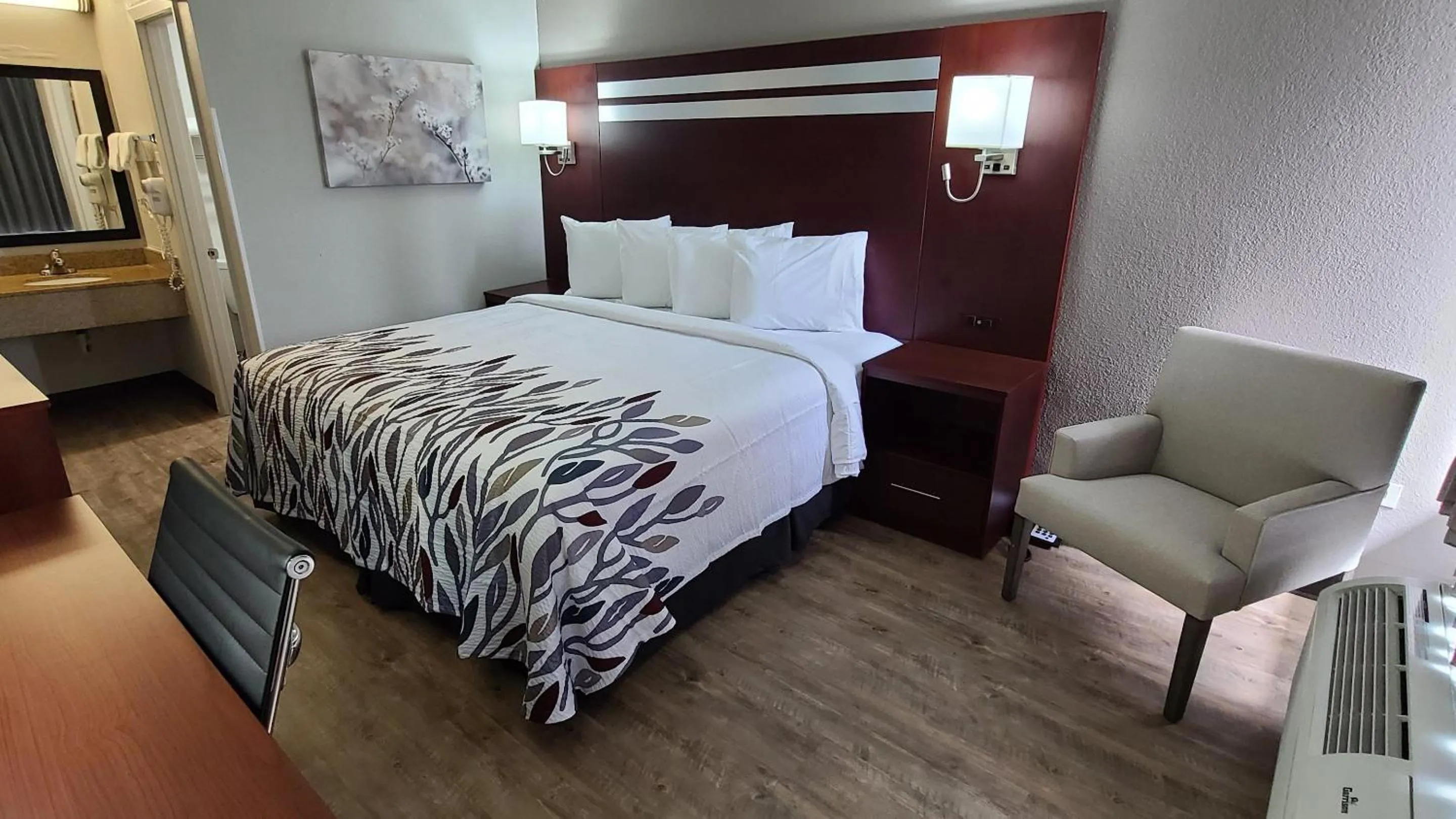 Photo of the whole room in Red Roof Inn Florence, SC