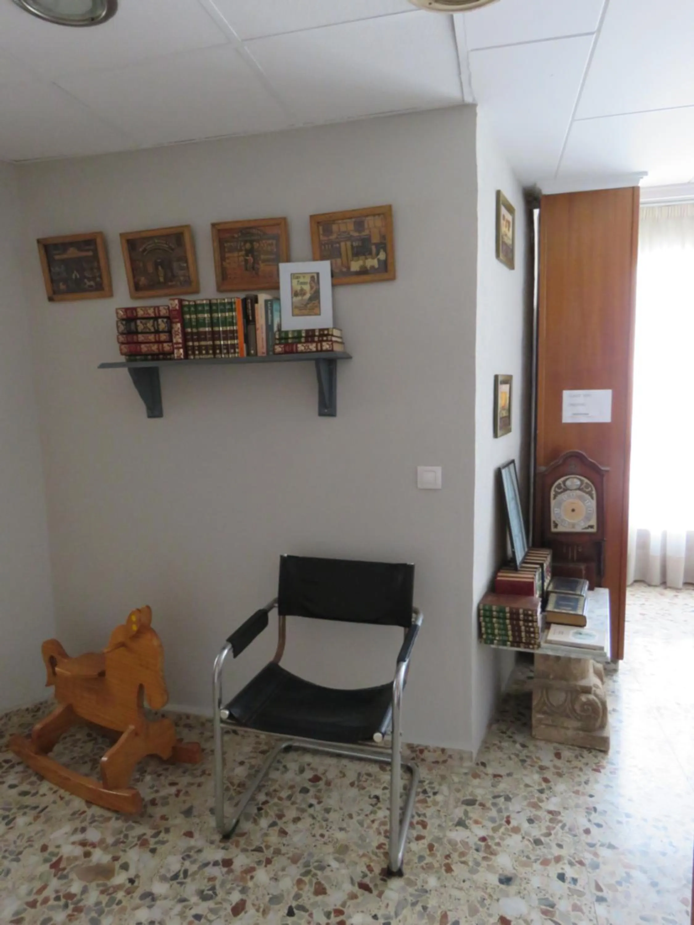 Library in Hotel Alain