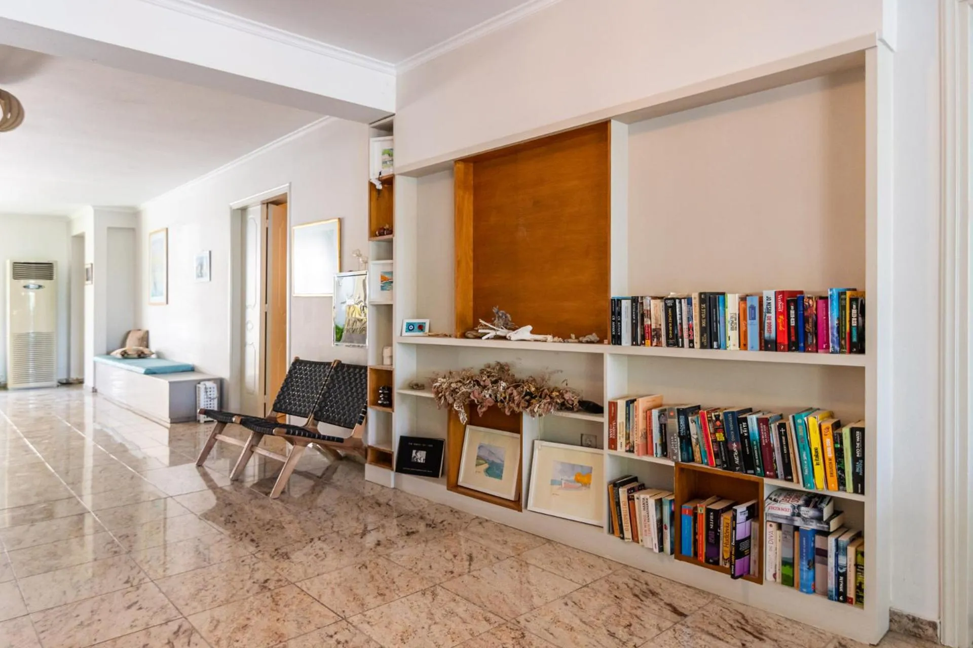 Library in Hotel Grand Nefeli