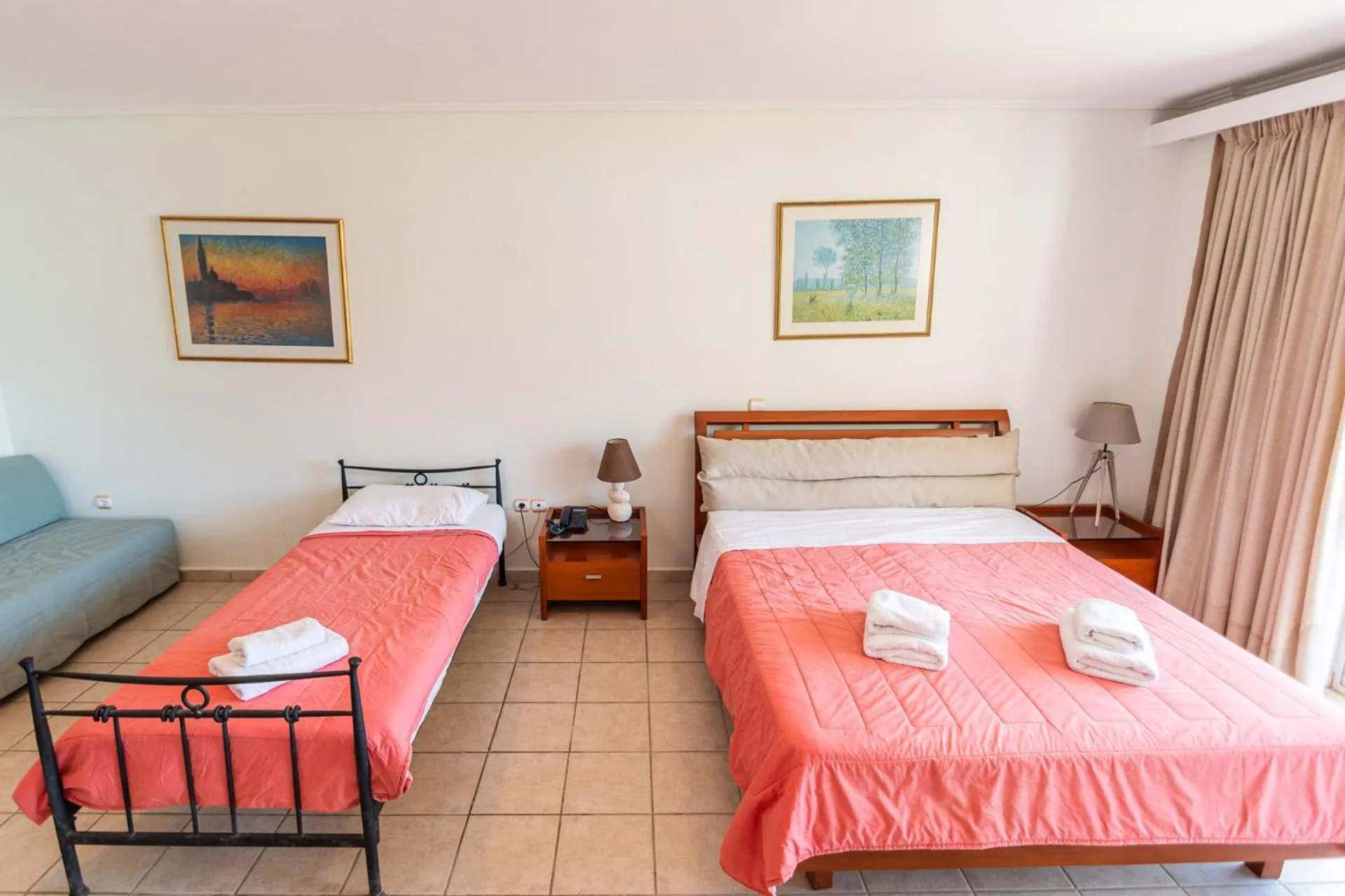 Bed in Hotel Grand Nefeli