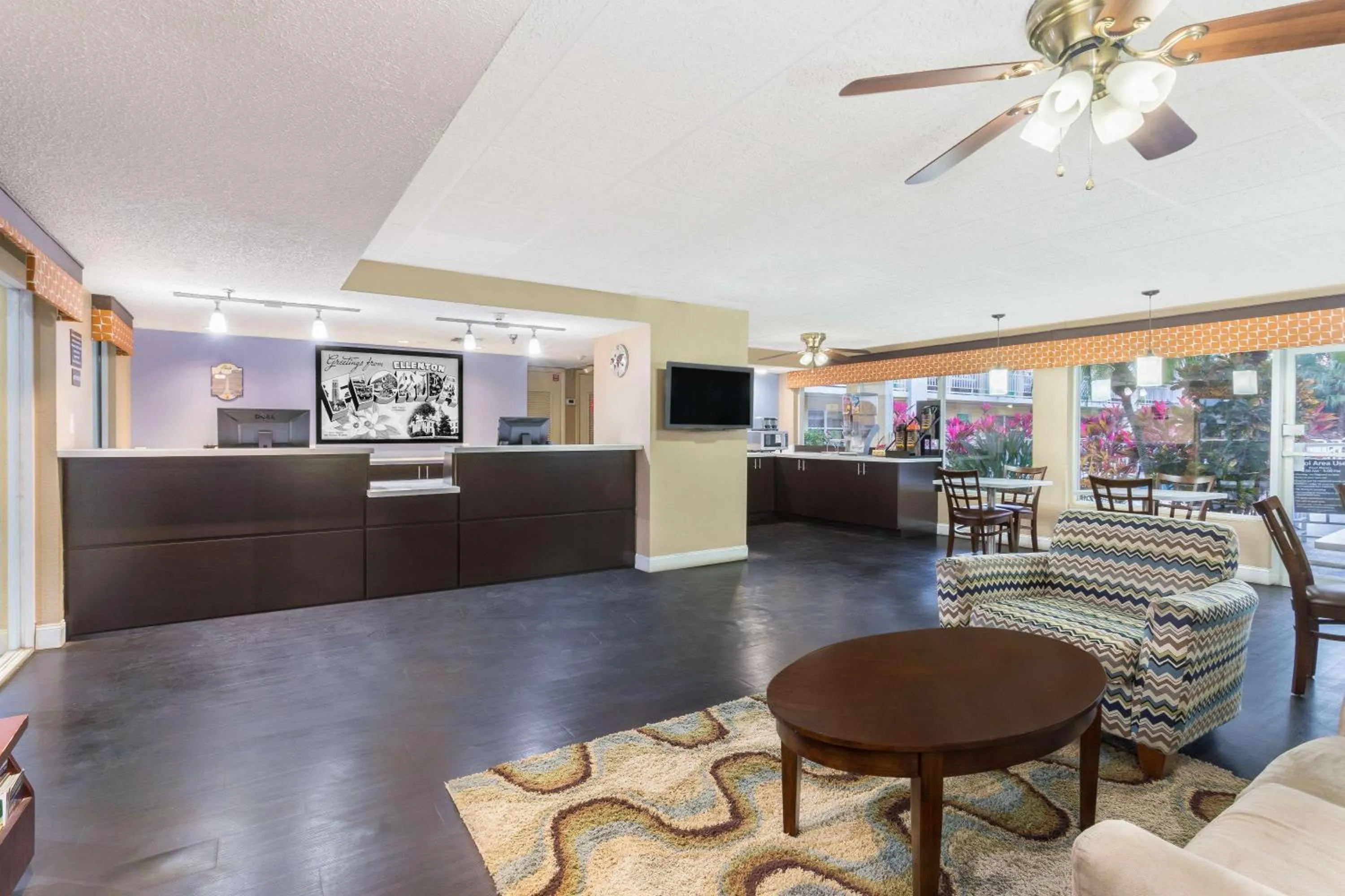 Lobby or reception in Super 8 by Wyndham Ellenton Bradenton Area