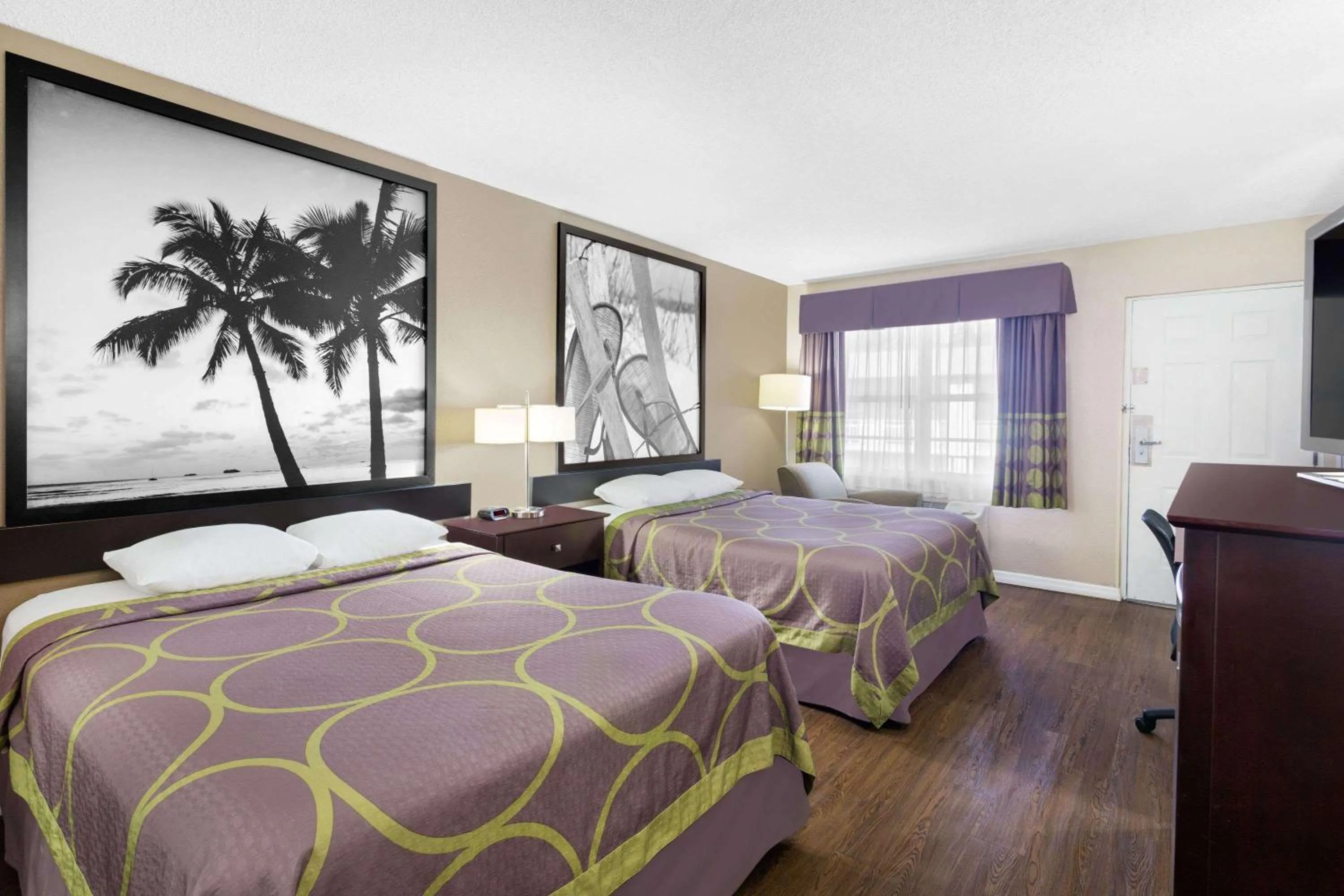 Photo of the whole room, Bed in Super 8 by Wyndham Ellenton Bradenton Area