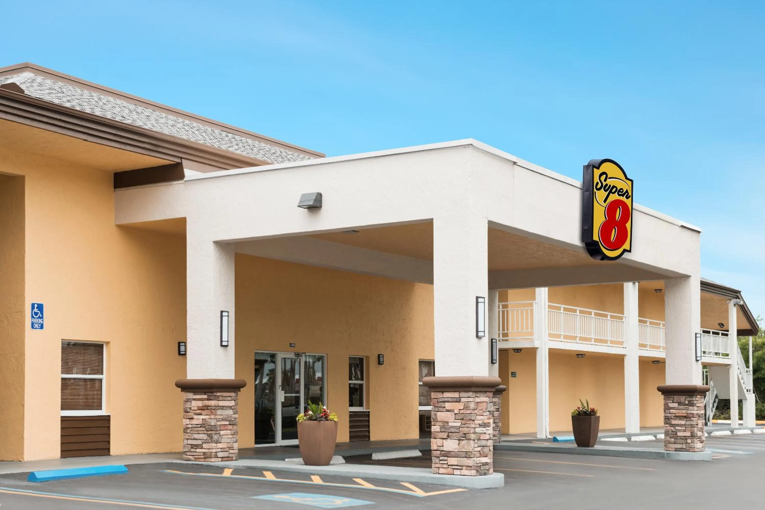 Property building in Super 8 by Wyndham Ellenton Bradenton Area