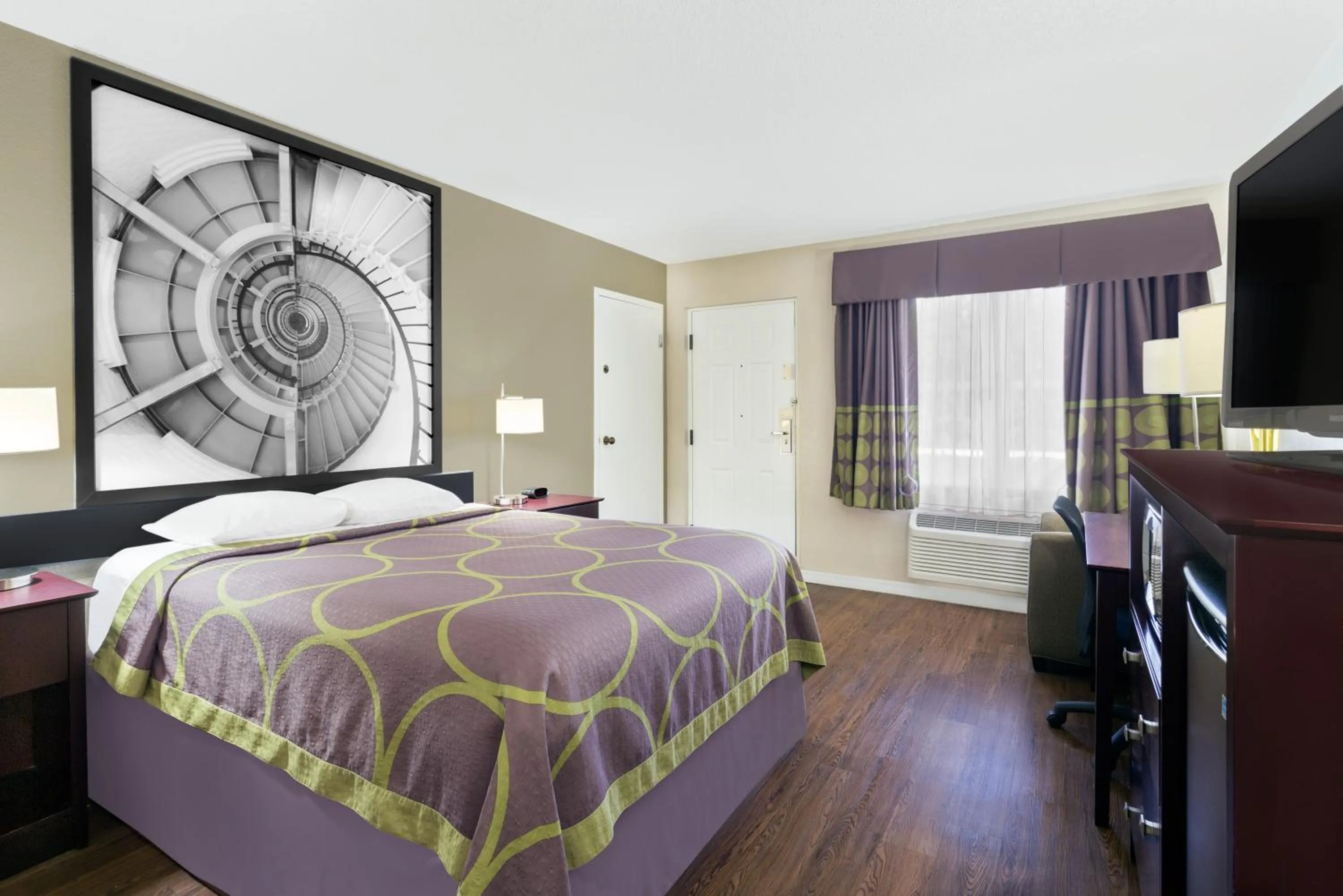 Bedroom, Bed in Super 8 by Wyndham Ellenton Bradenton Area