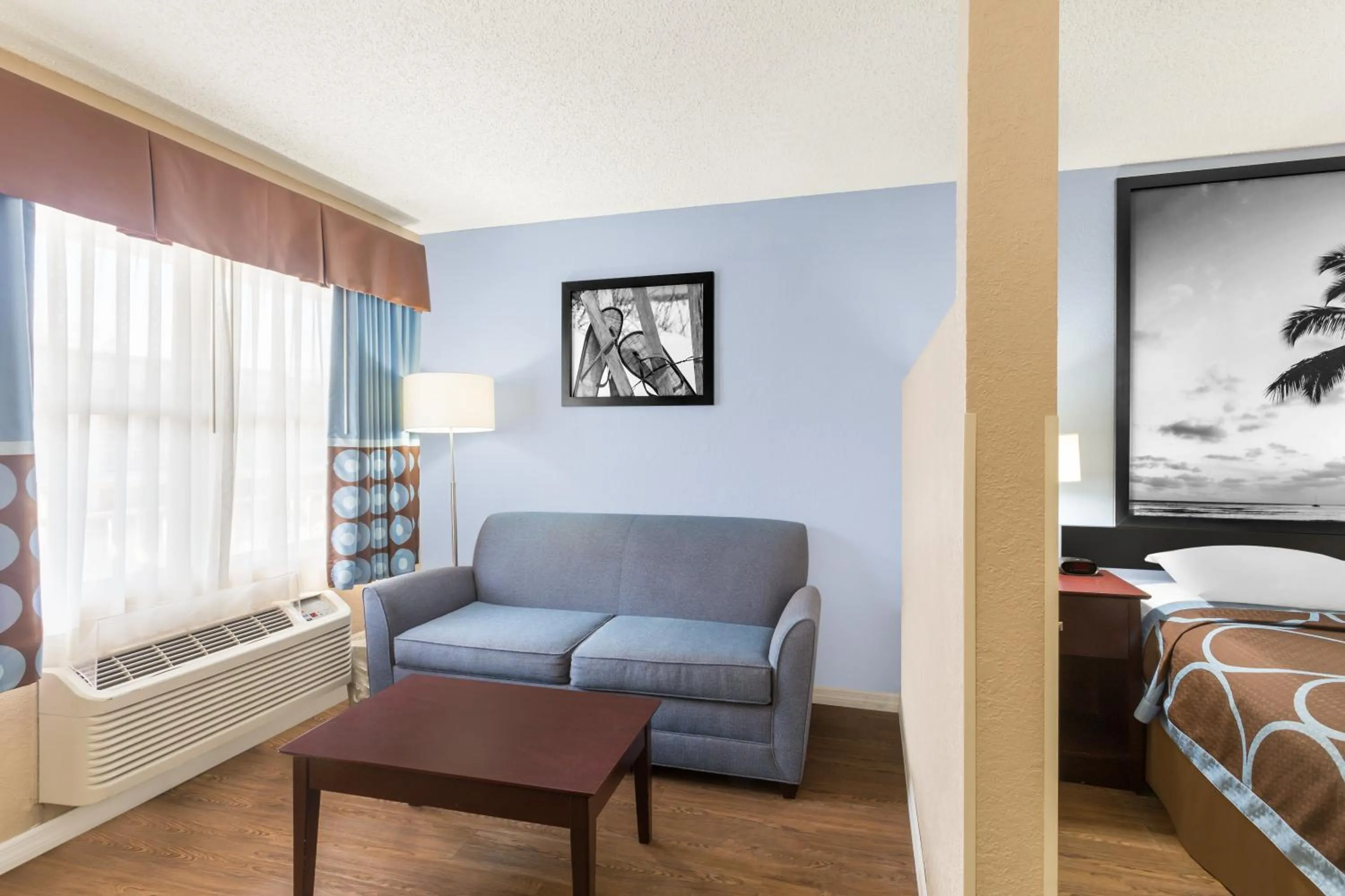 Living room, Bed in Super 8 by Wyndham Ellenton Bradenton Area