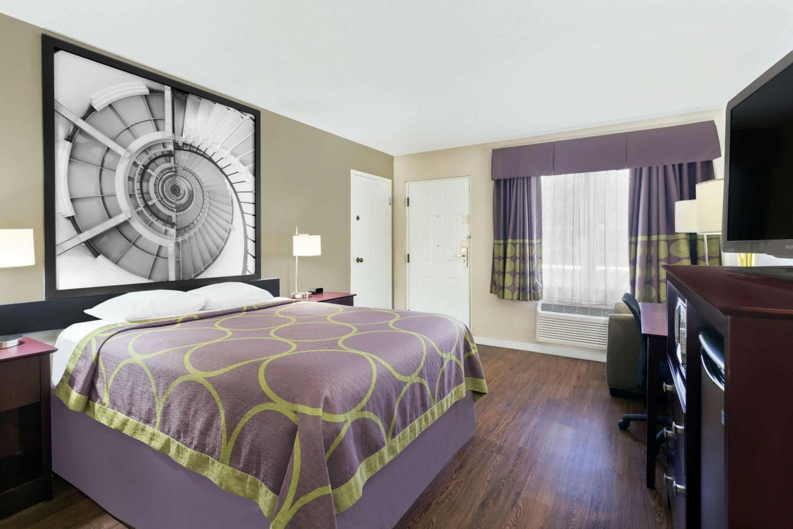 Photo of the whole room, Bed in Super 8 by Wyndham Ellenton Bradenton Area