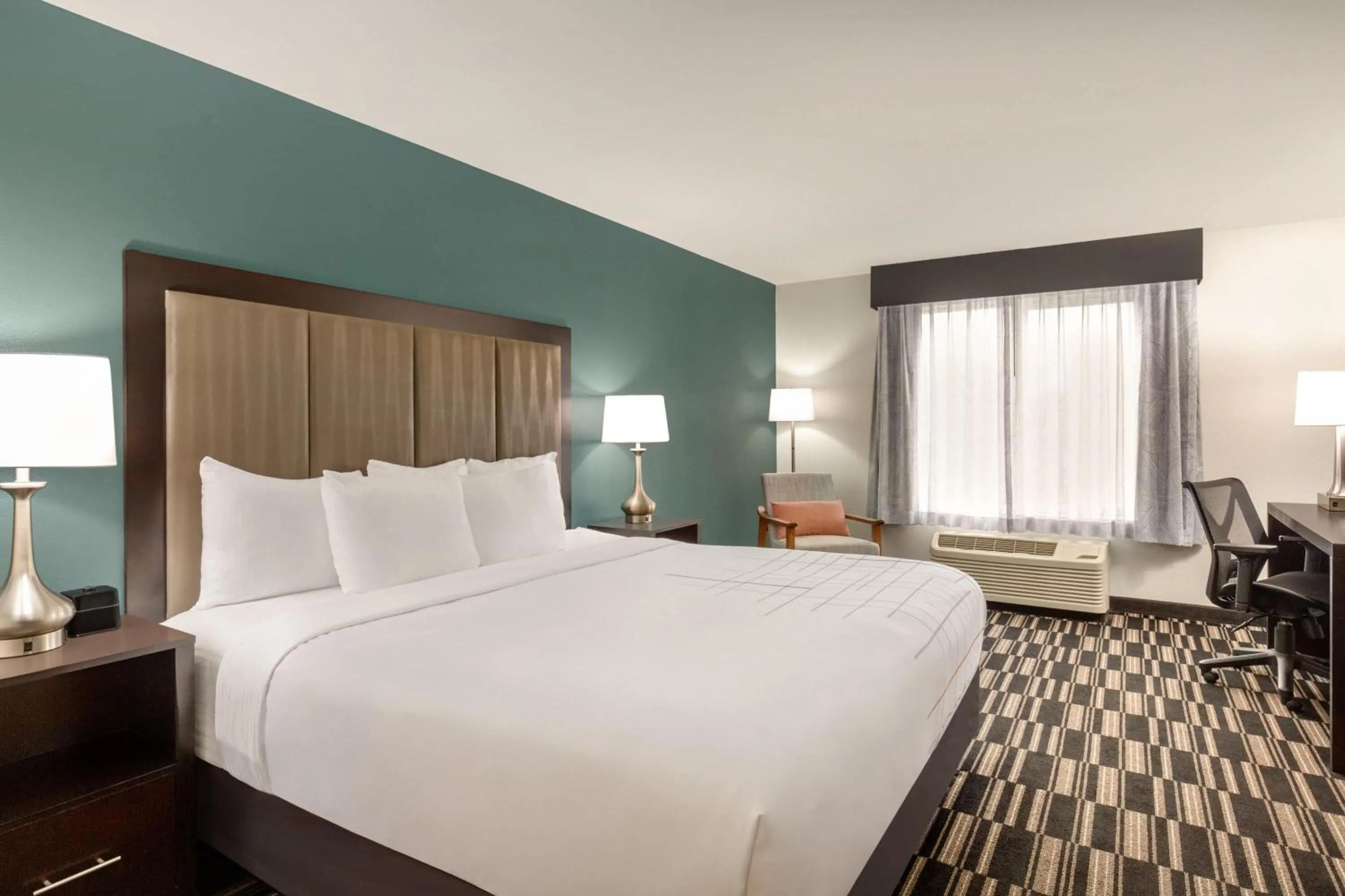 Photo of the whole room, Bed in La Quinta by Wyndham Fairfield - Napa Valley