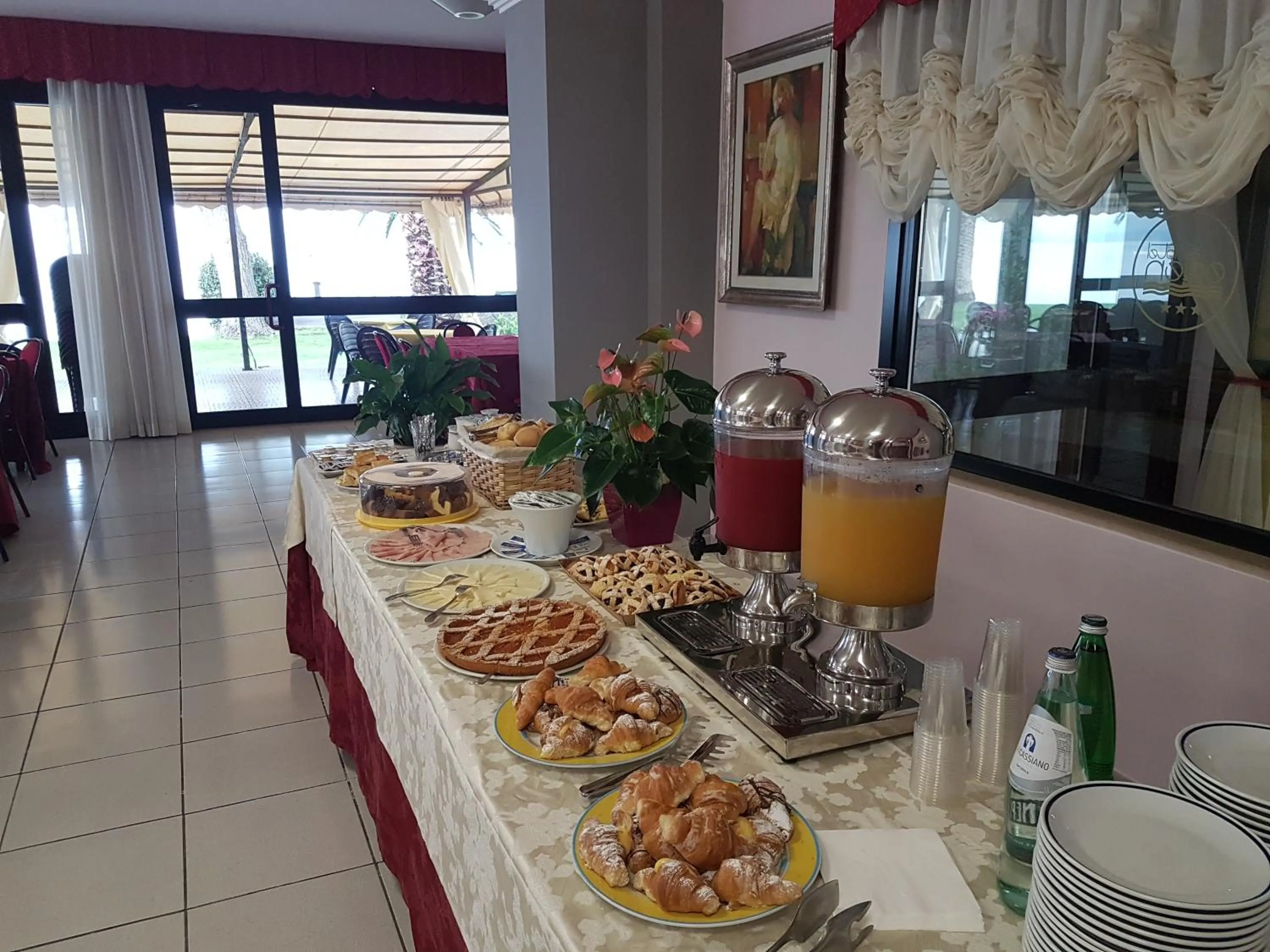Buffet breakfast in Hotel Eden Sul Lago