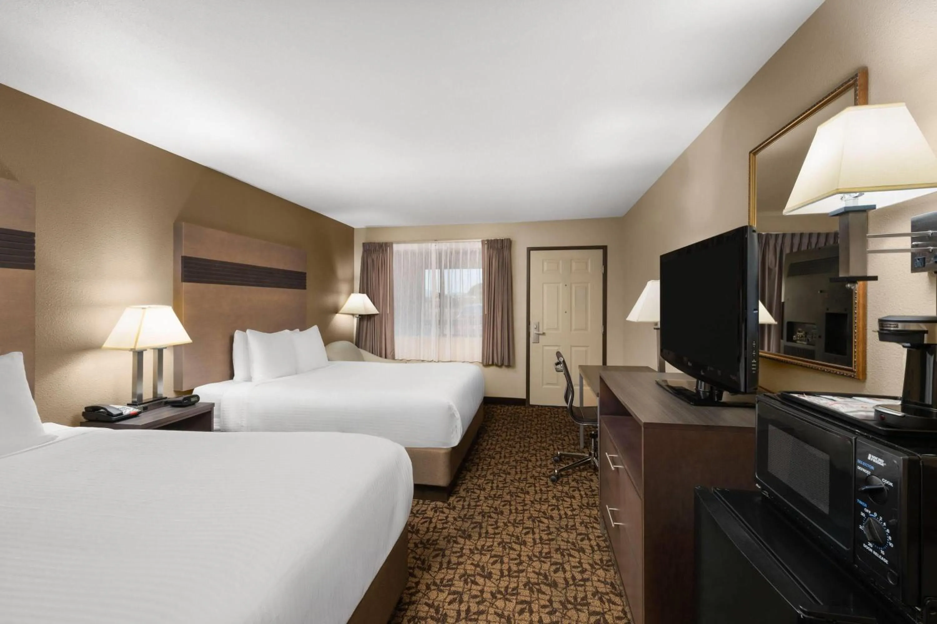 Photo of the whole room, Bed in Hawthorn Suites by Wyndham Napa Valley