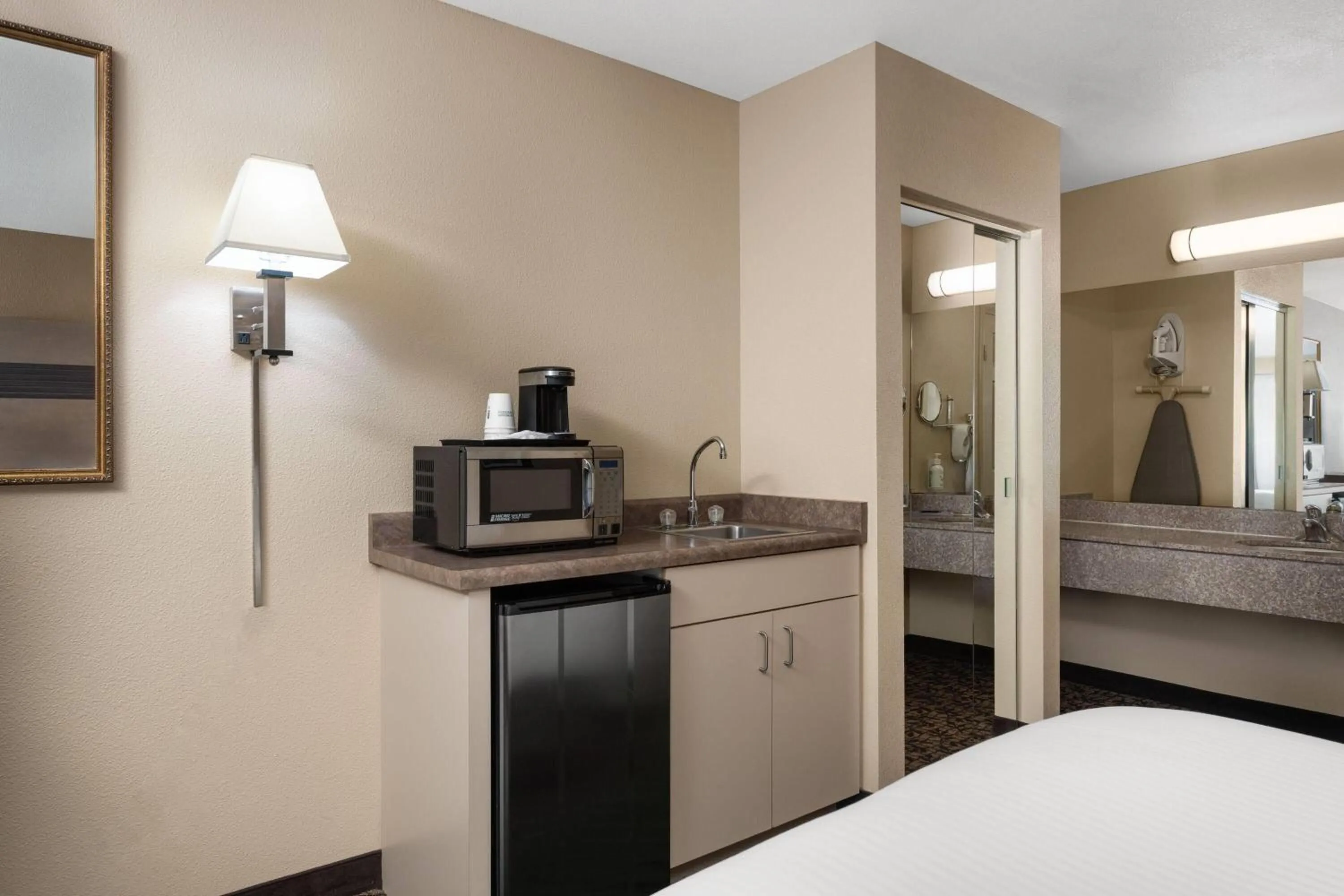 Photo of the whole room, Bed in Hawthorn Suites by Wyndham Napa Valley