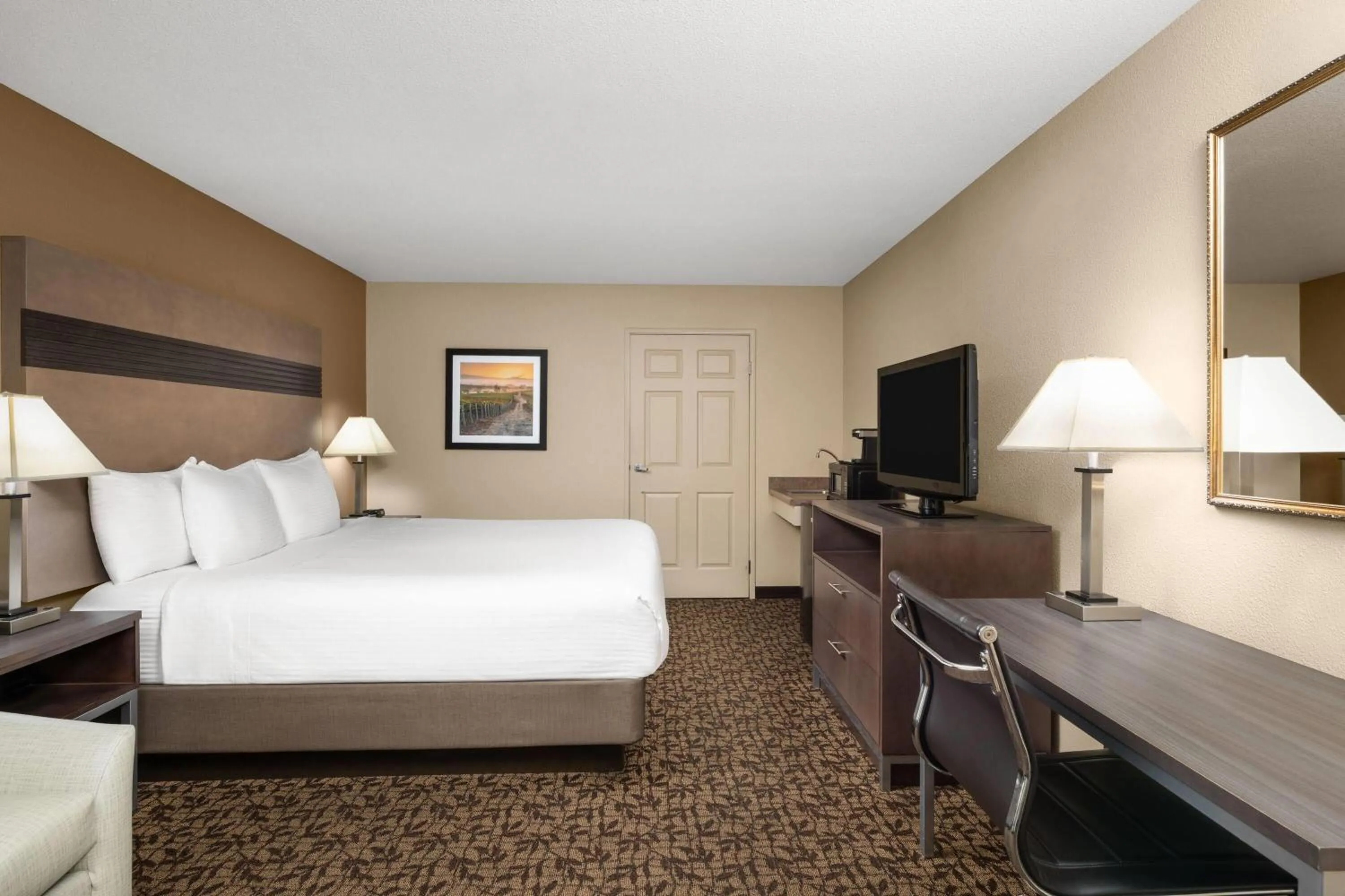 Photo of the whole room, Bed in Hawthorn Suites by Wyndham Napa Valley