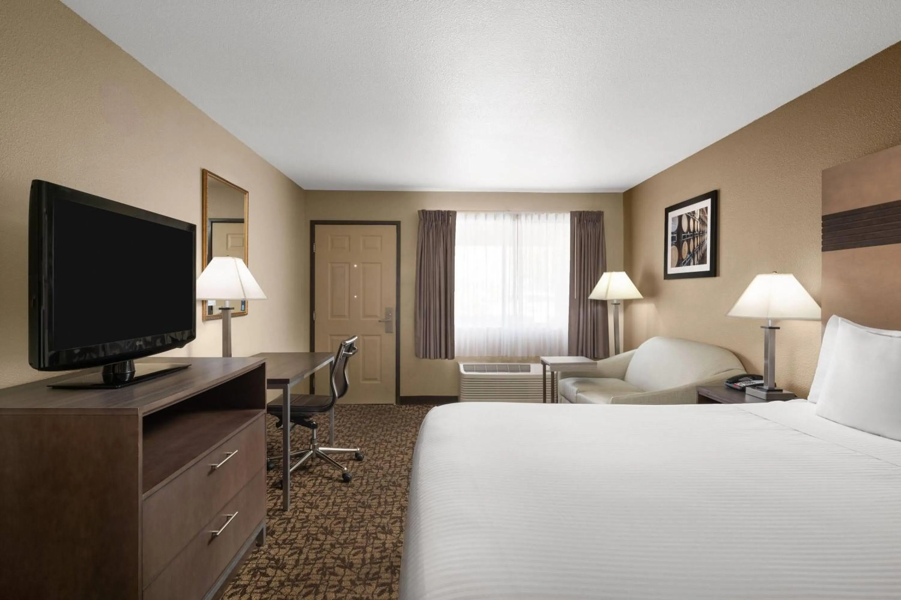 Photo of the whole room, Bed in Hawthorn Suites by Wyndham Napa Valley