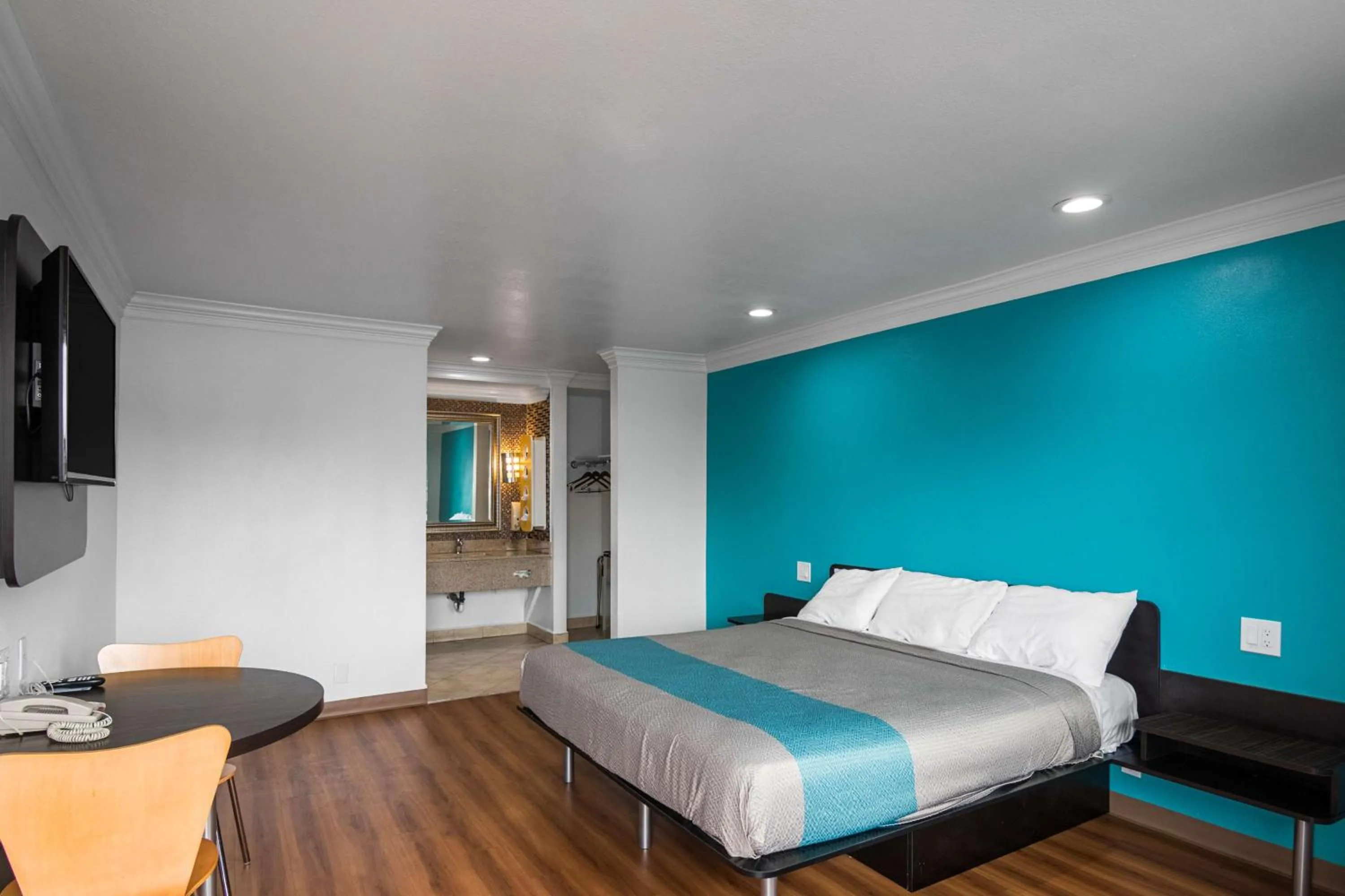 TV and multimedia, Bed in Motel 6-Norwalk, CA