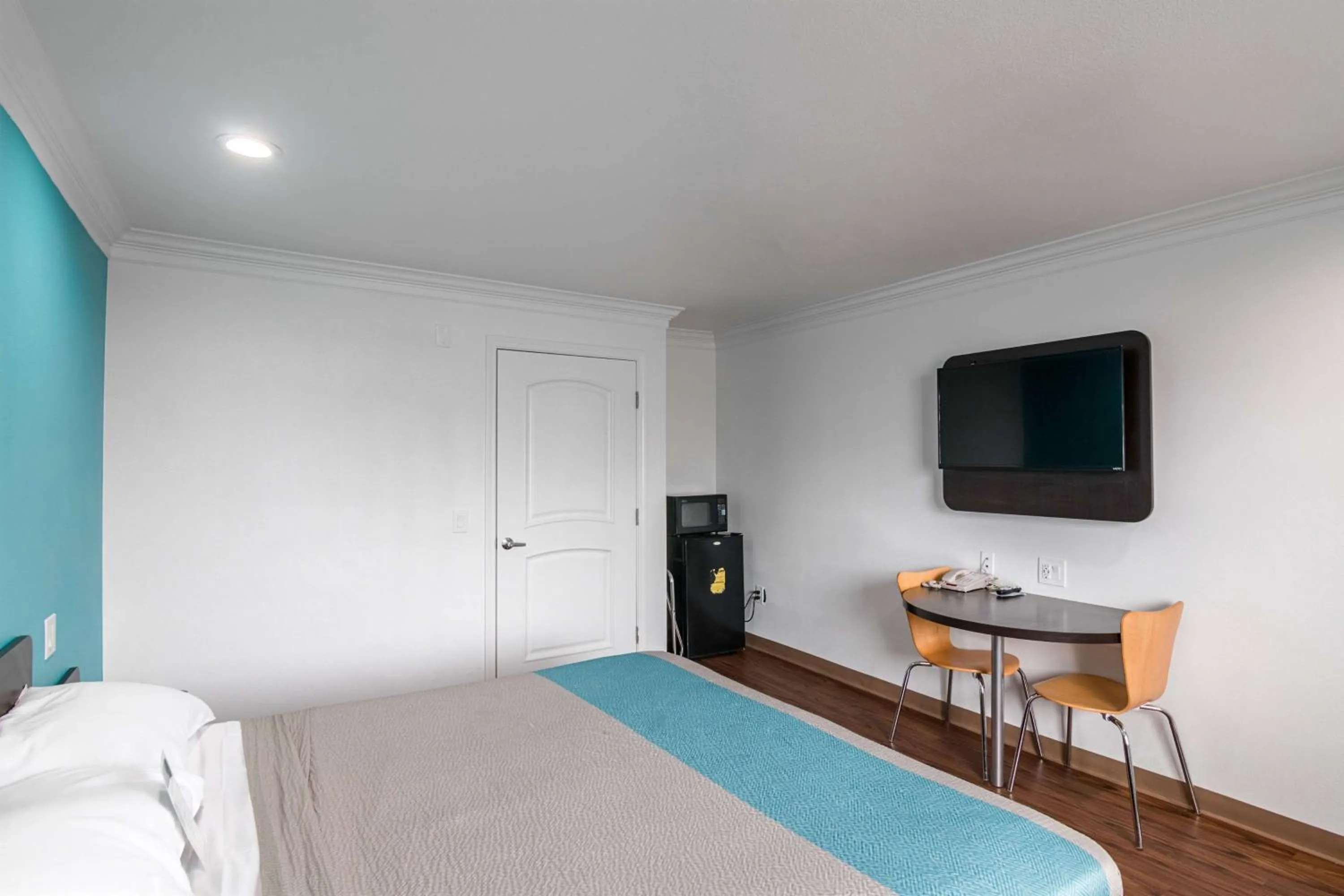 TV and multimedia, Bed in Motel 6-Norwalk, CA