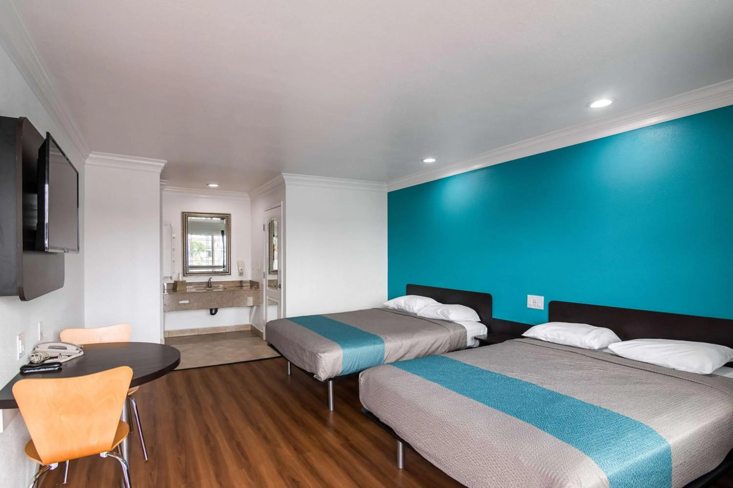 TV and multimedia, Bed in Motel 6-Norwalk, CA