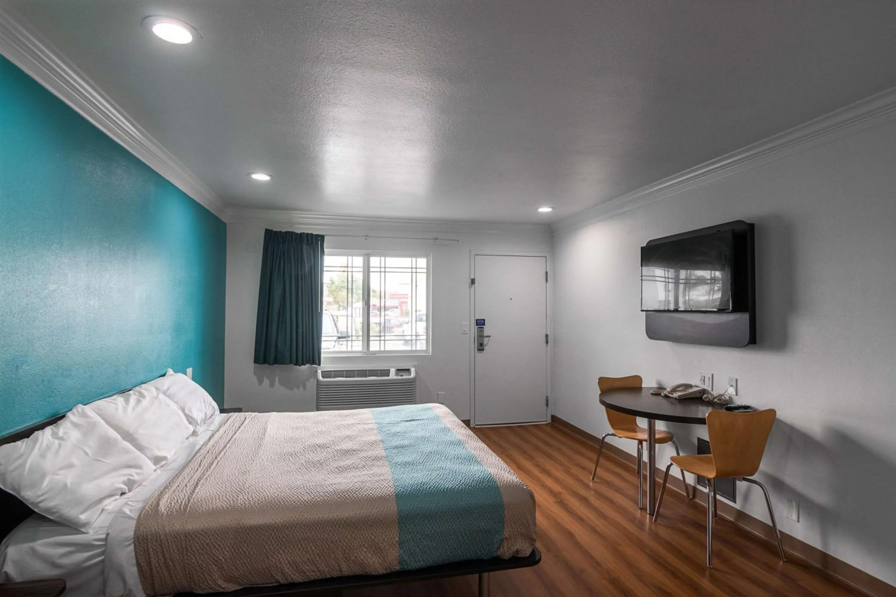 TV and multimedia, Bed in Motel 6-Norwalk, CA