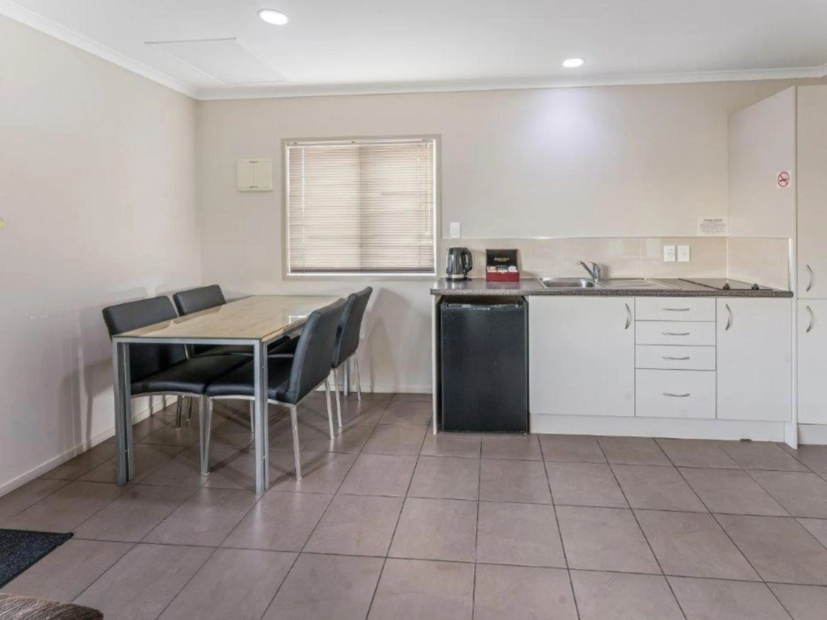 Kitchen or kitchenette in Cottage Park Thermal Motel