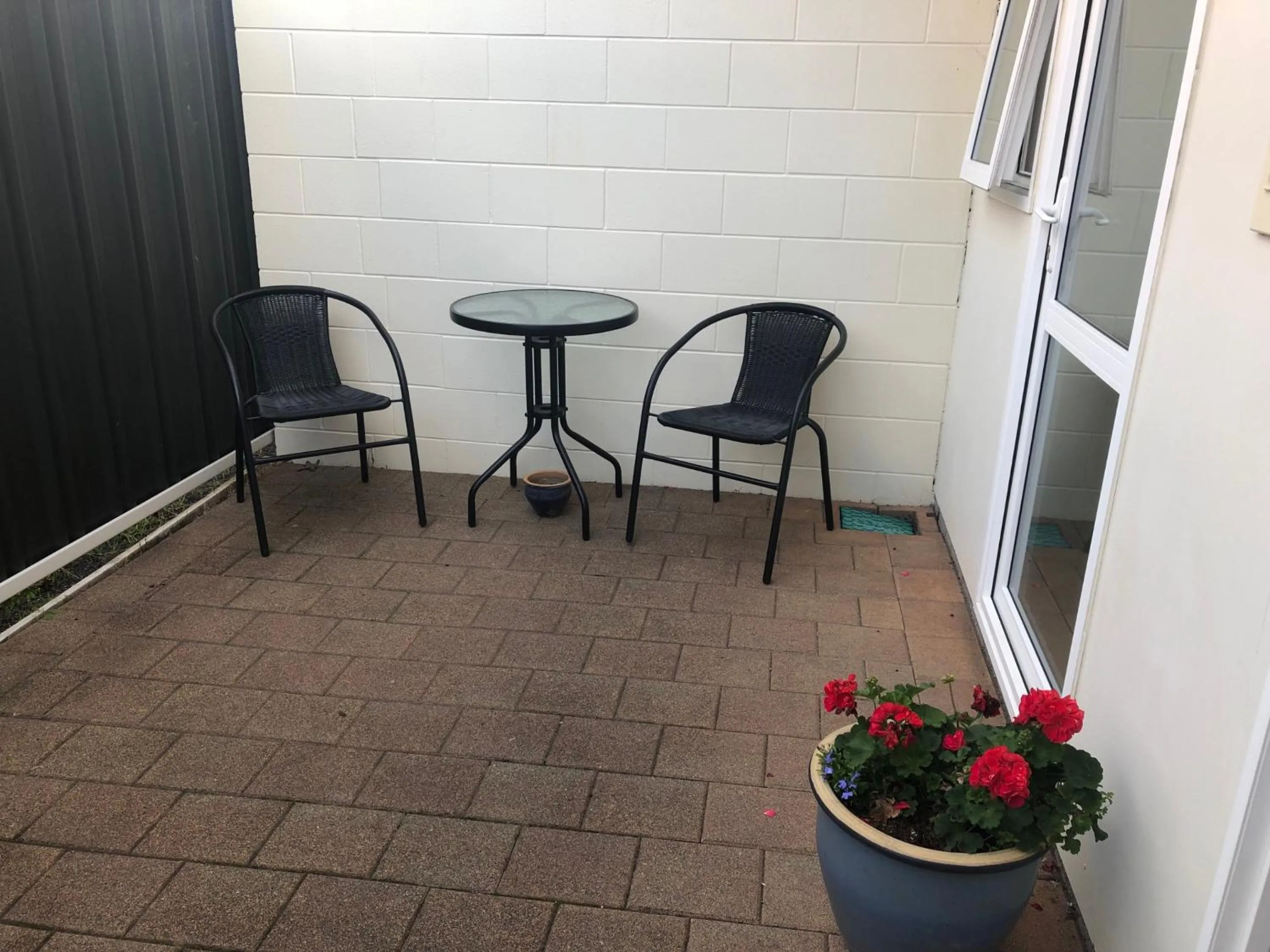 Patio in Cottage Park Thermal Motel