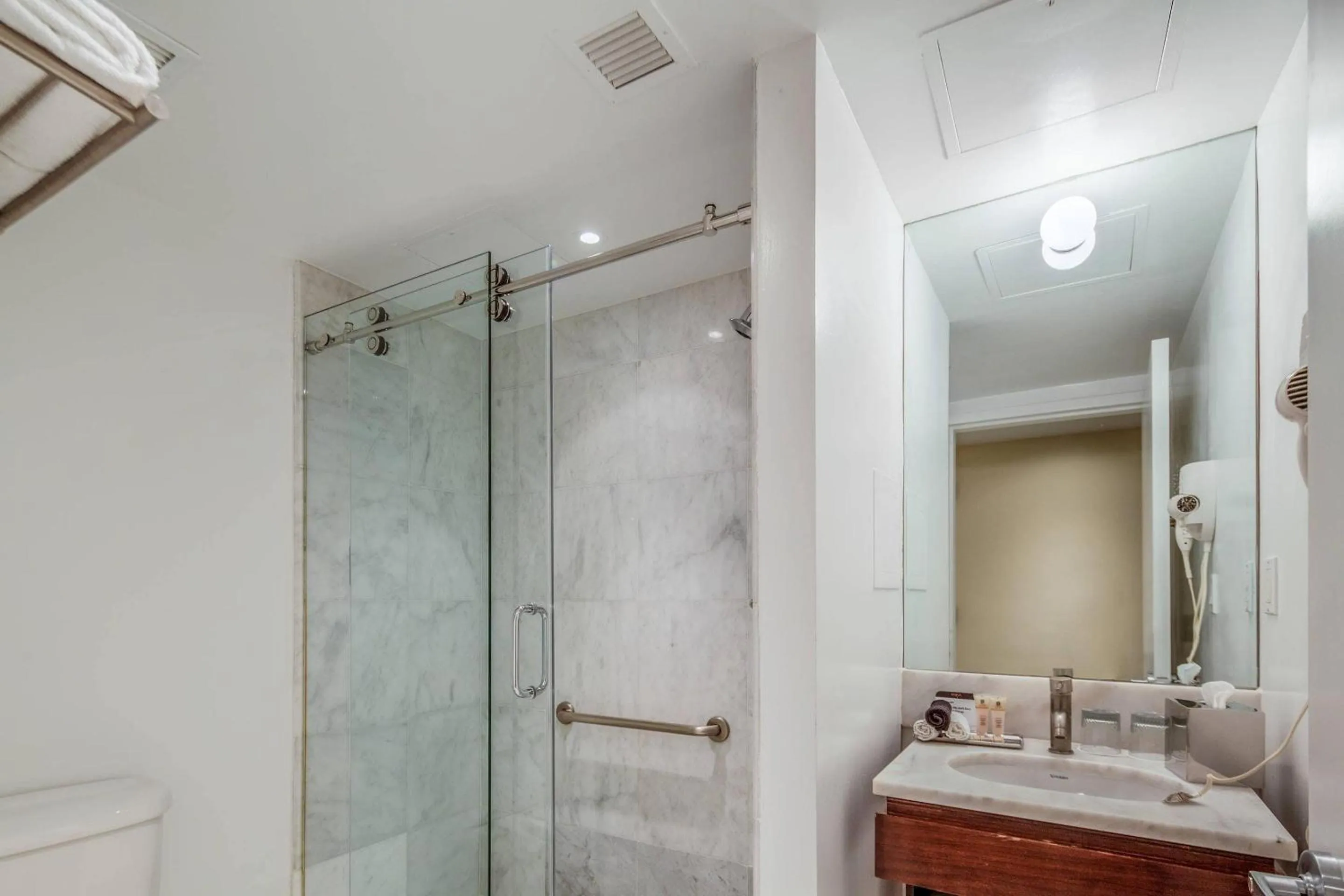 Bedroom in The Historic Blue Angel Hotel Lexington Ave, an Ascend Collection