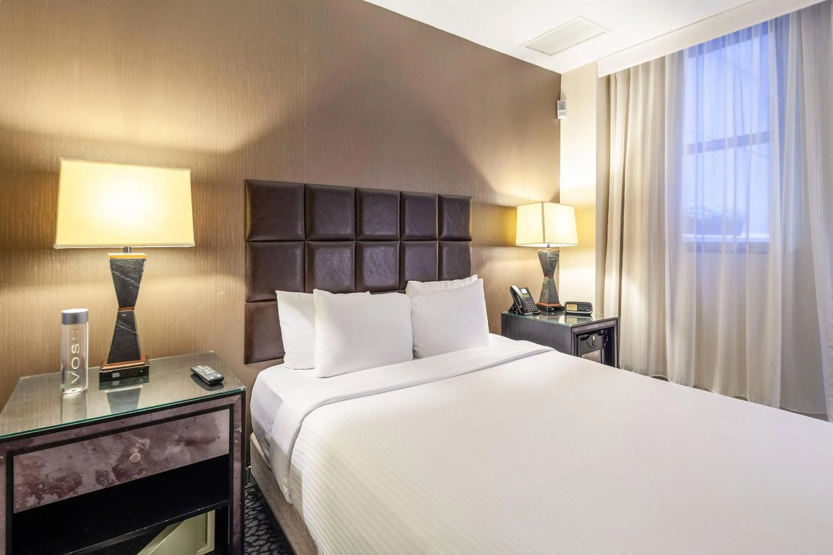 Bedroom, Bed in The Historic Blue Angel Hotel Lexington Ave, an Ascend Collection