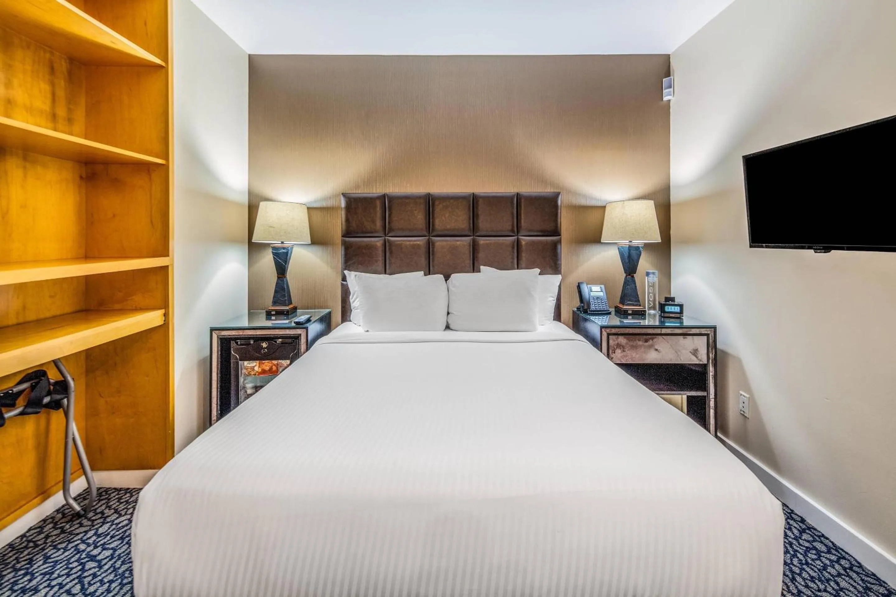 Bedroom, Bed in The Historic Blue Angel Hotel Lexington Ave, an Ascend Collection