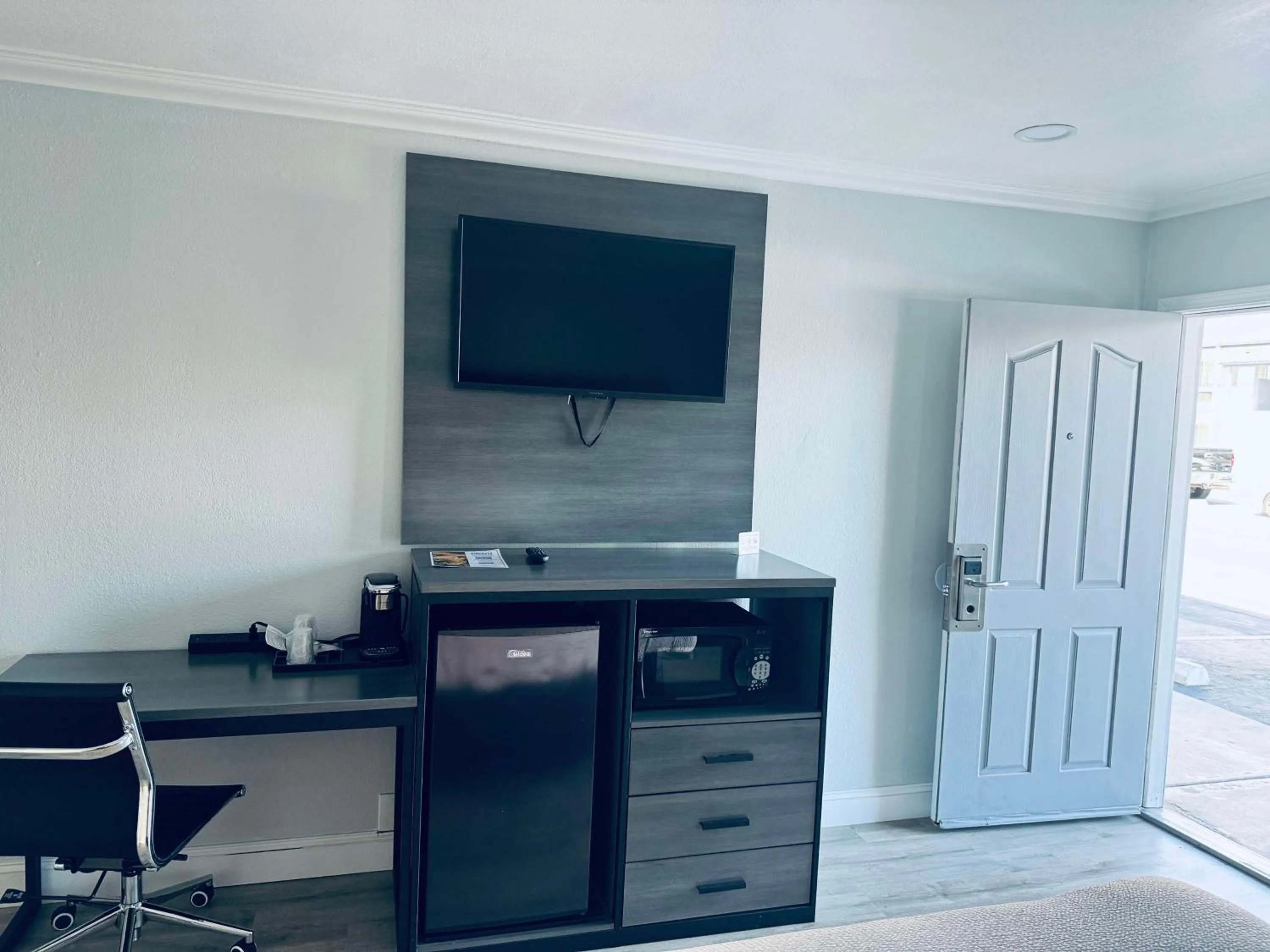 Bedroom in SureStay by Best Western Fresno Central