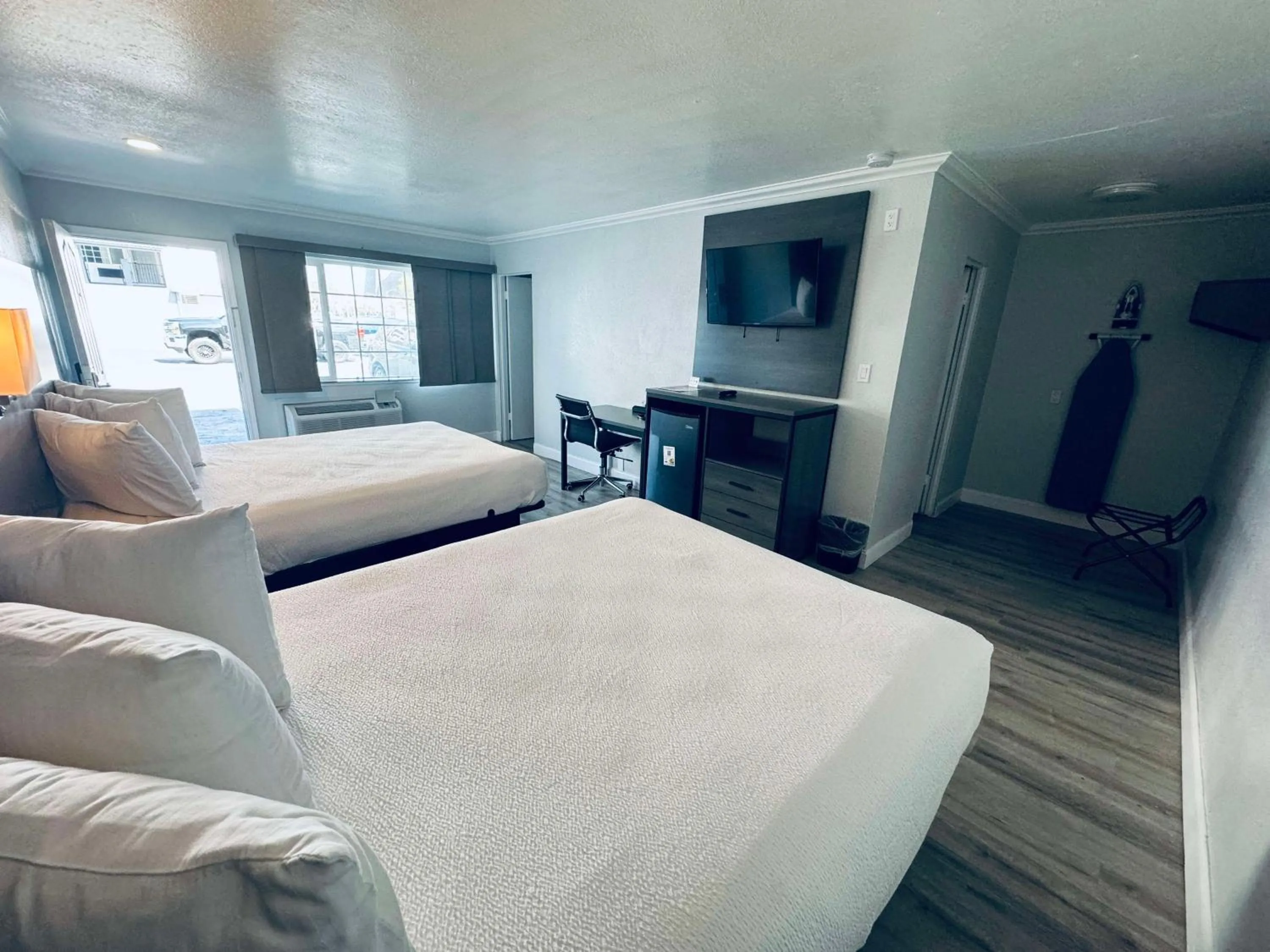 Bedroom, Bed in SureStay by Best Western Fresno Central