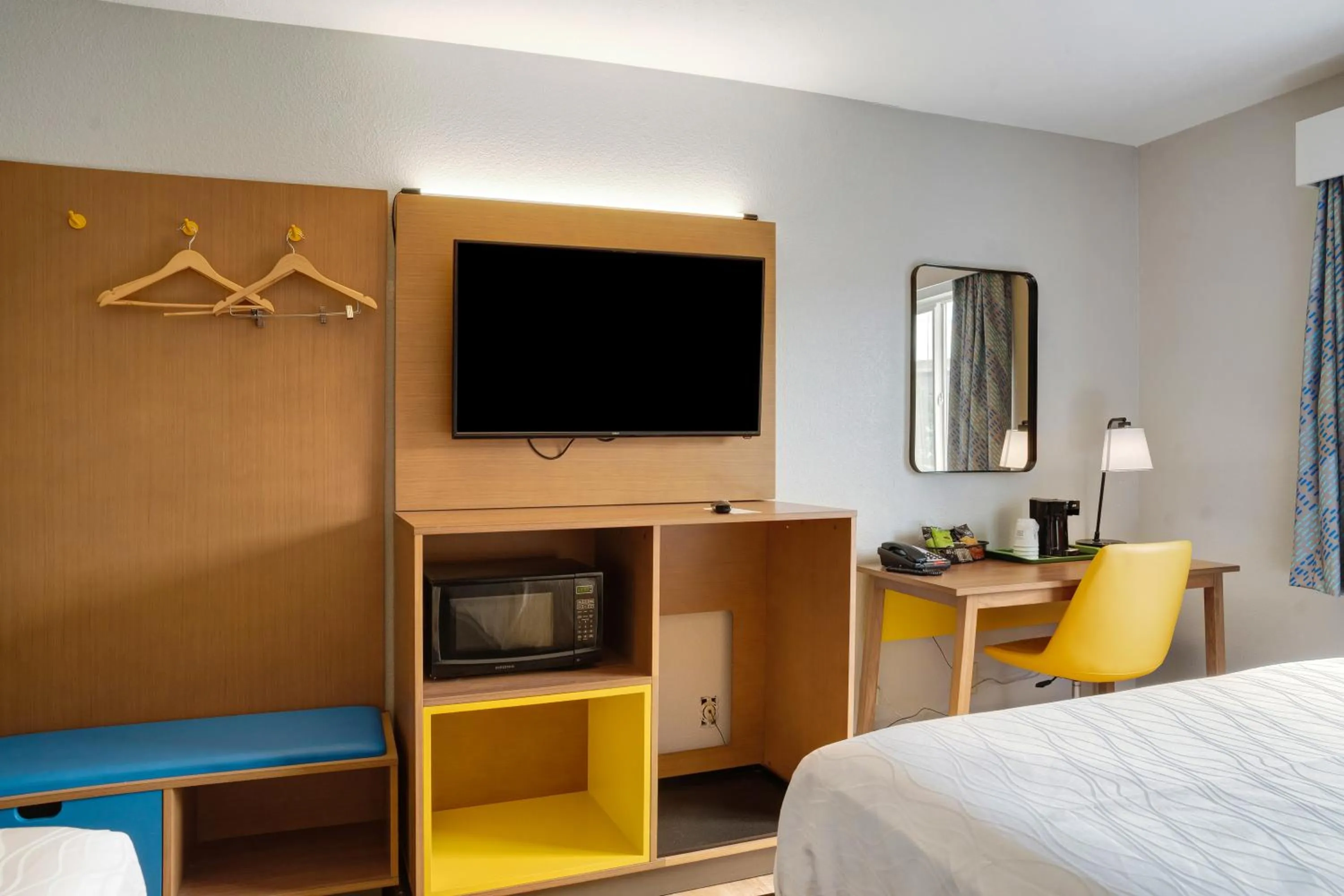 Bedroom, Bed in Days Inn by Wyndham Omaha - West Dodge