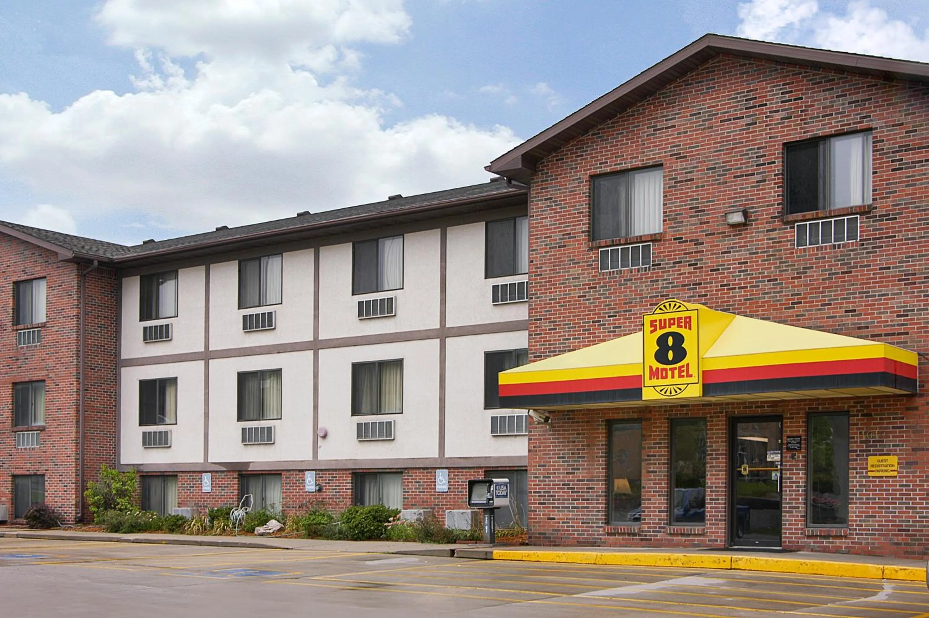 Super 8 by Wyndham Omaha/West Dodge