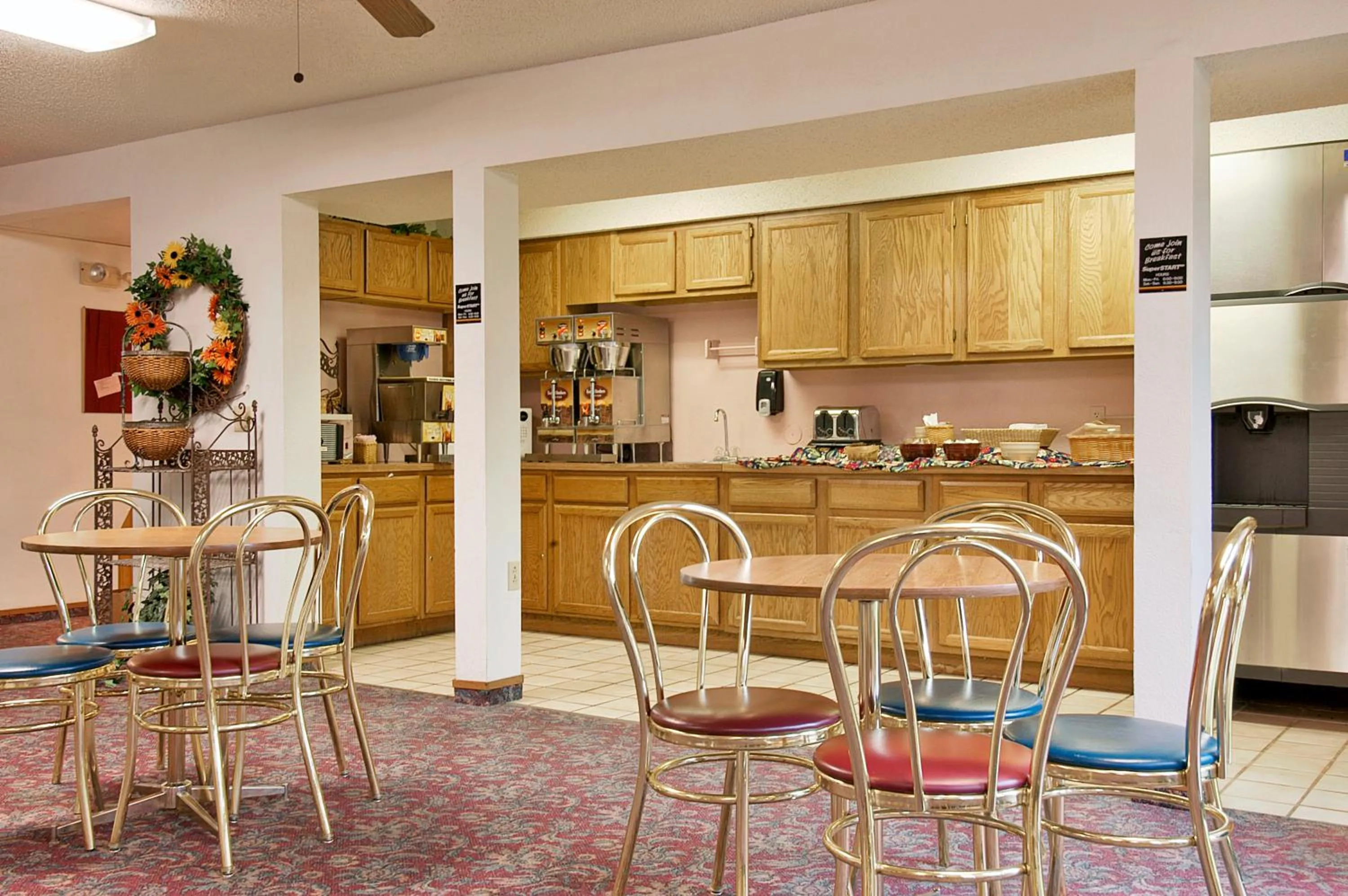 Breakfast in Super 8 by Wyndham Omaha/West Dodge