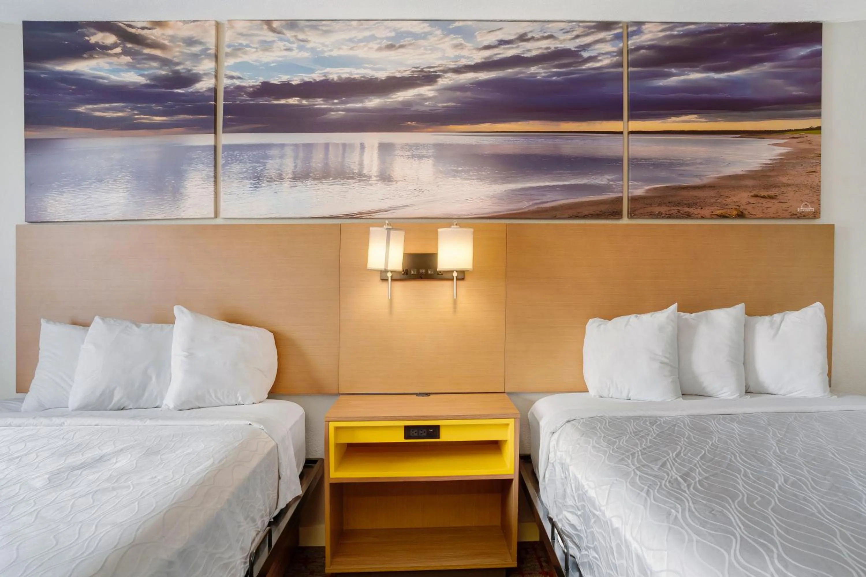 Bedroom, Bed in Days Inn by Wyndham Omaha - West Dodge