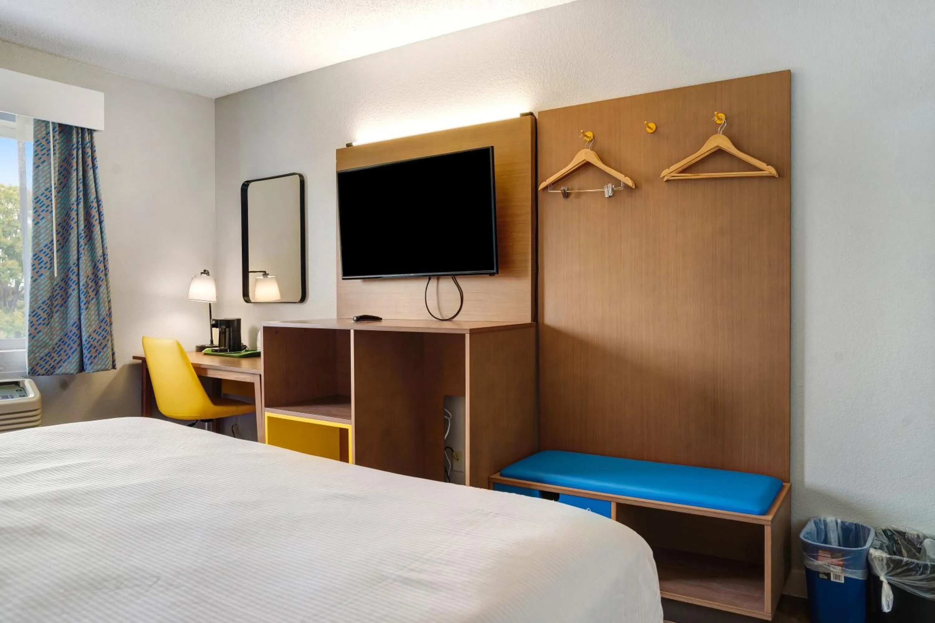 Bedroom, Bed in Days Inn by Wyndham Omaha - West Dodge