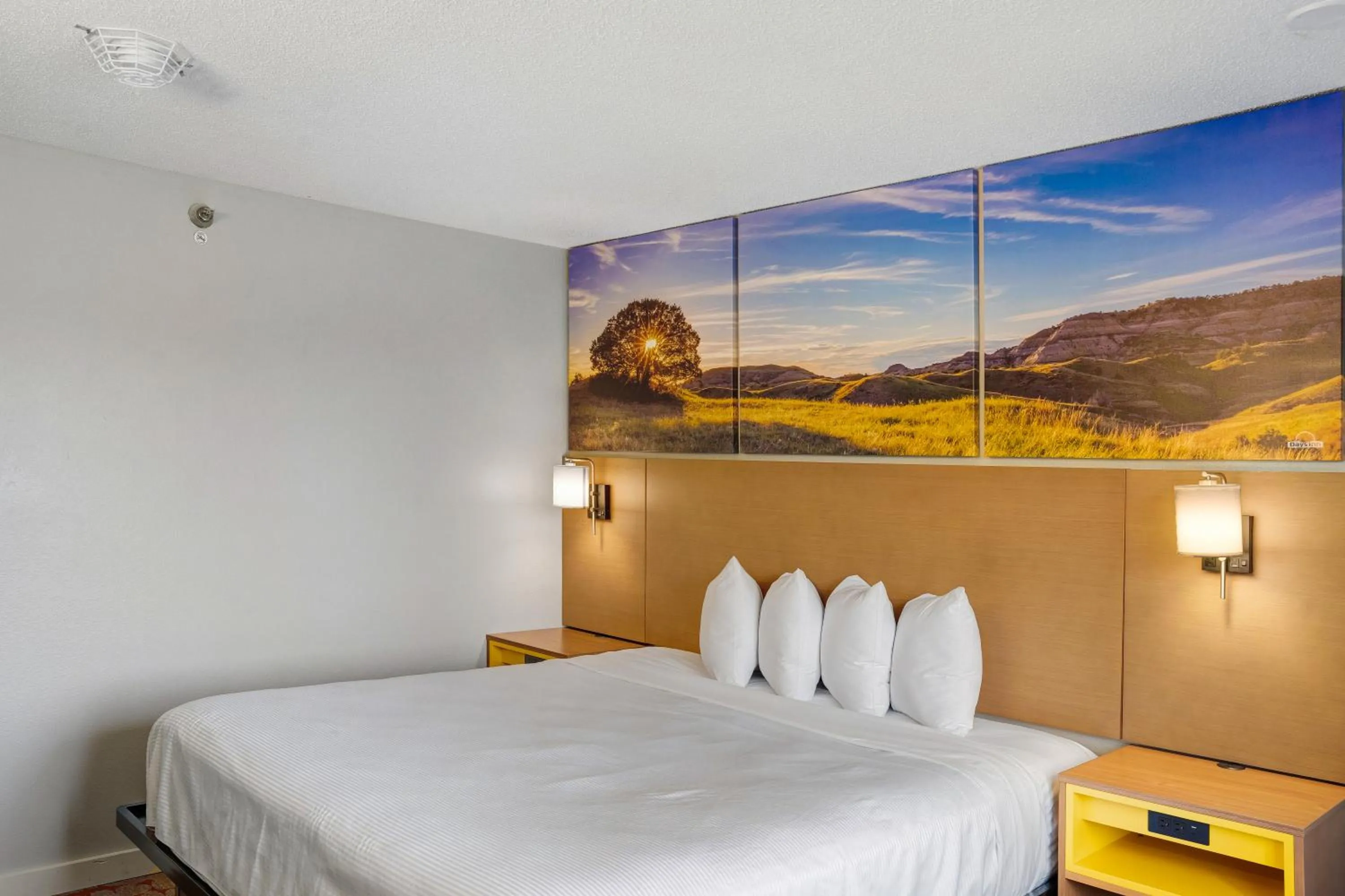 Bedroom, Bed in Days Inn by Wyndham Omaha - West Dodge