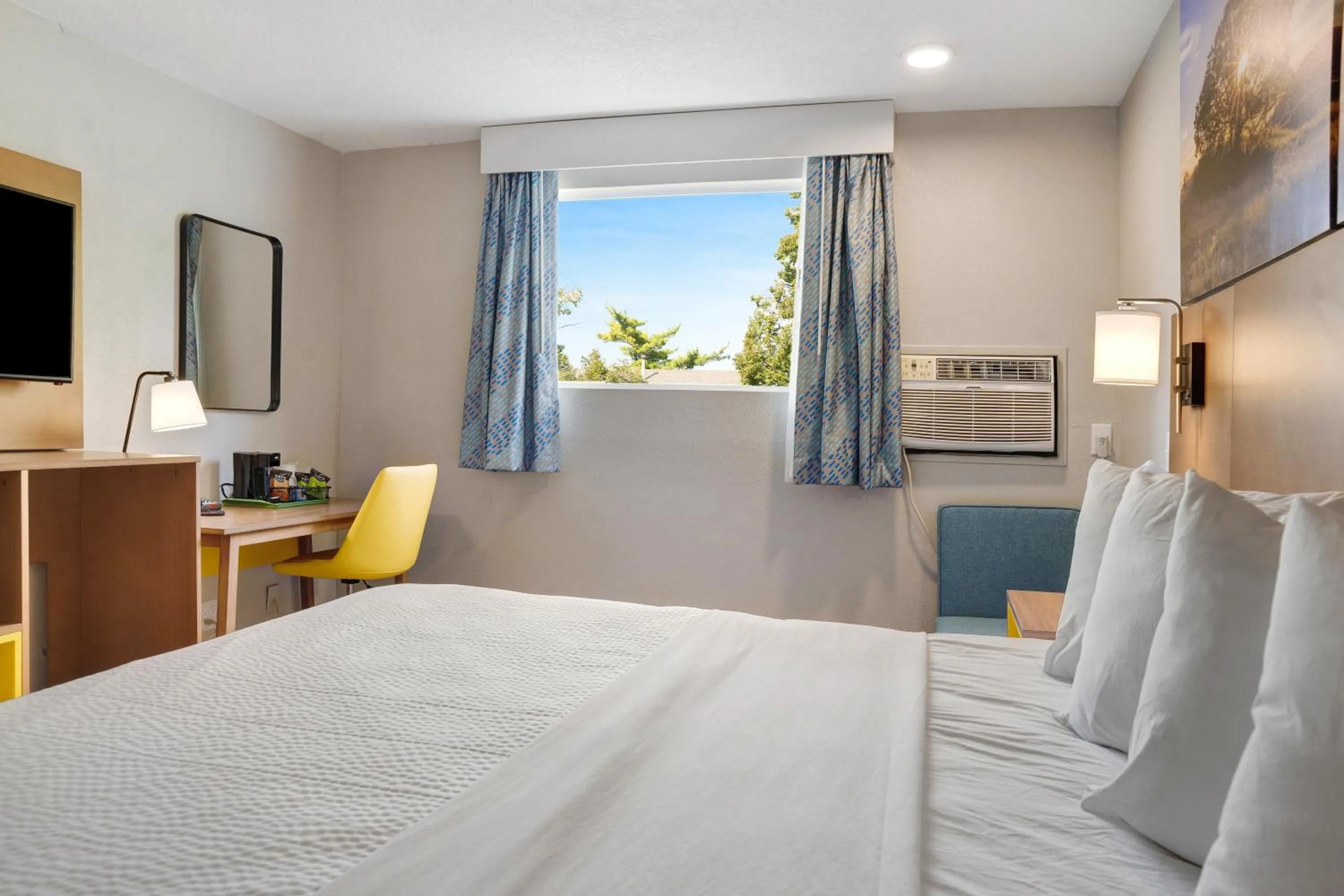 Bedroom, Bed in Days Inn by Wyndham Omaha - West Dodge