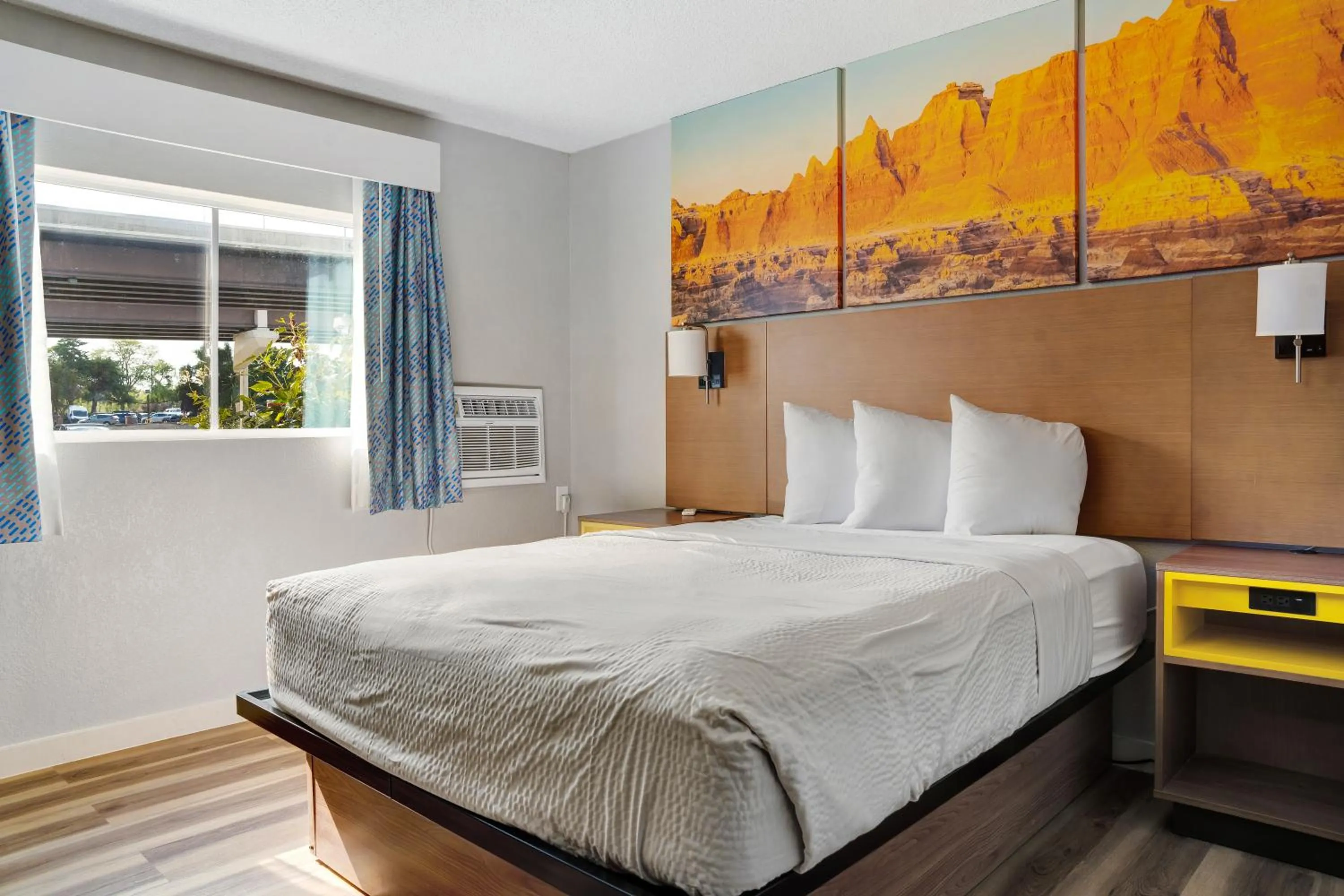 Bedroom, Bed in Days Inn by Wyndham Omaha - West Dodge