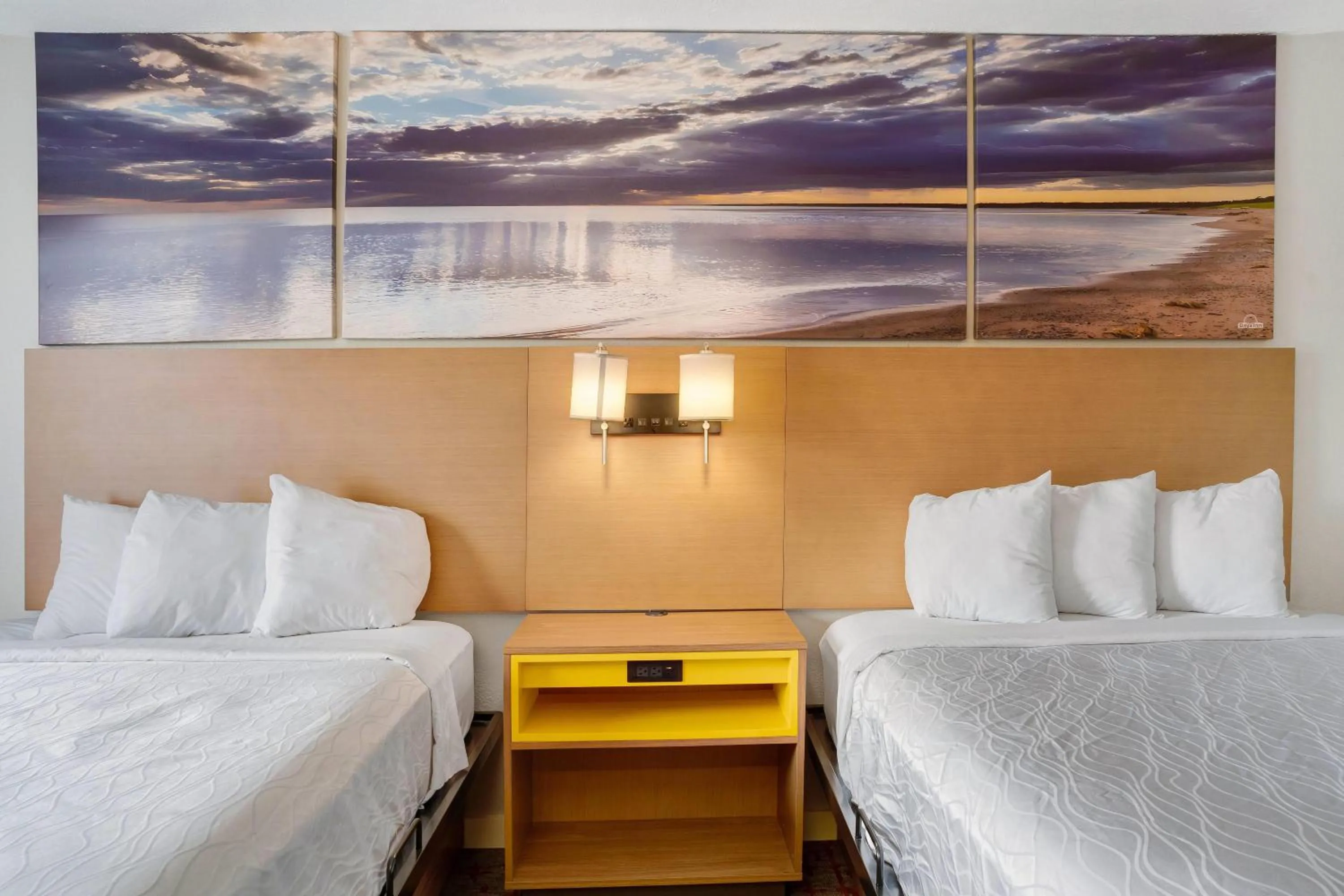 Photo of the whole room, Bed in Days Inn by Wyndham Omaha - West Dodge